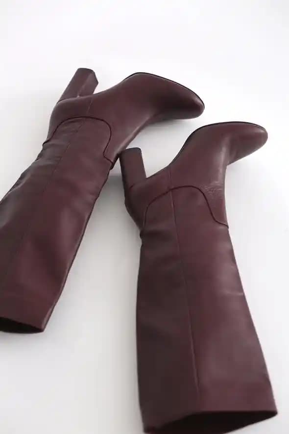 Bordo Çizme Seçimi ve Moda Trendleri: Stil ve Fonksiyonellik Bir Arada