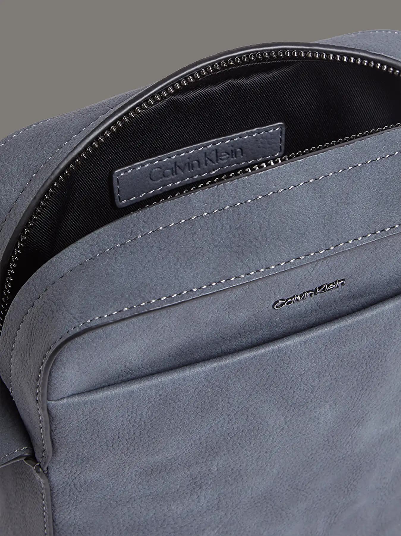 Calvin Klein Erkek Çantaları: Şıklık ve Fonksiyonellik Sunan Modern Modeller