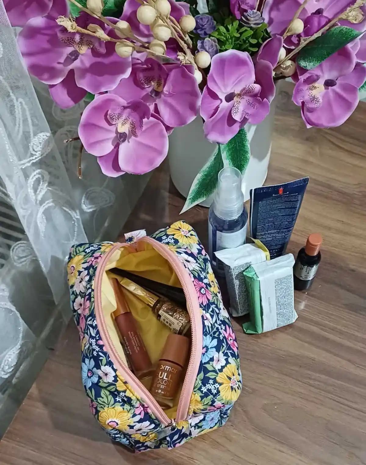 Çiçekli Makyaj Çantaları: Feminenlik ve Şıklığın Modern Tasarımları