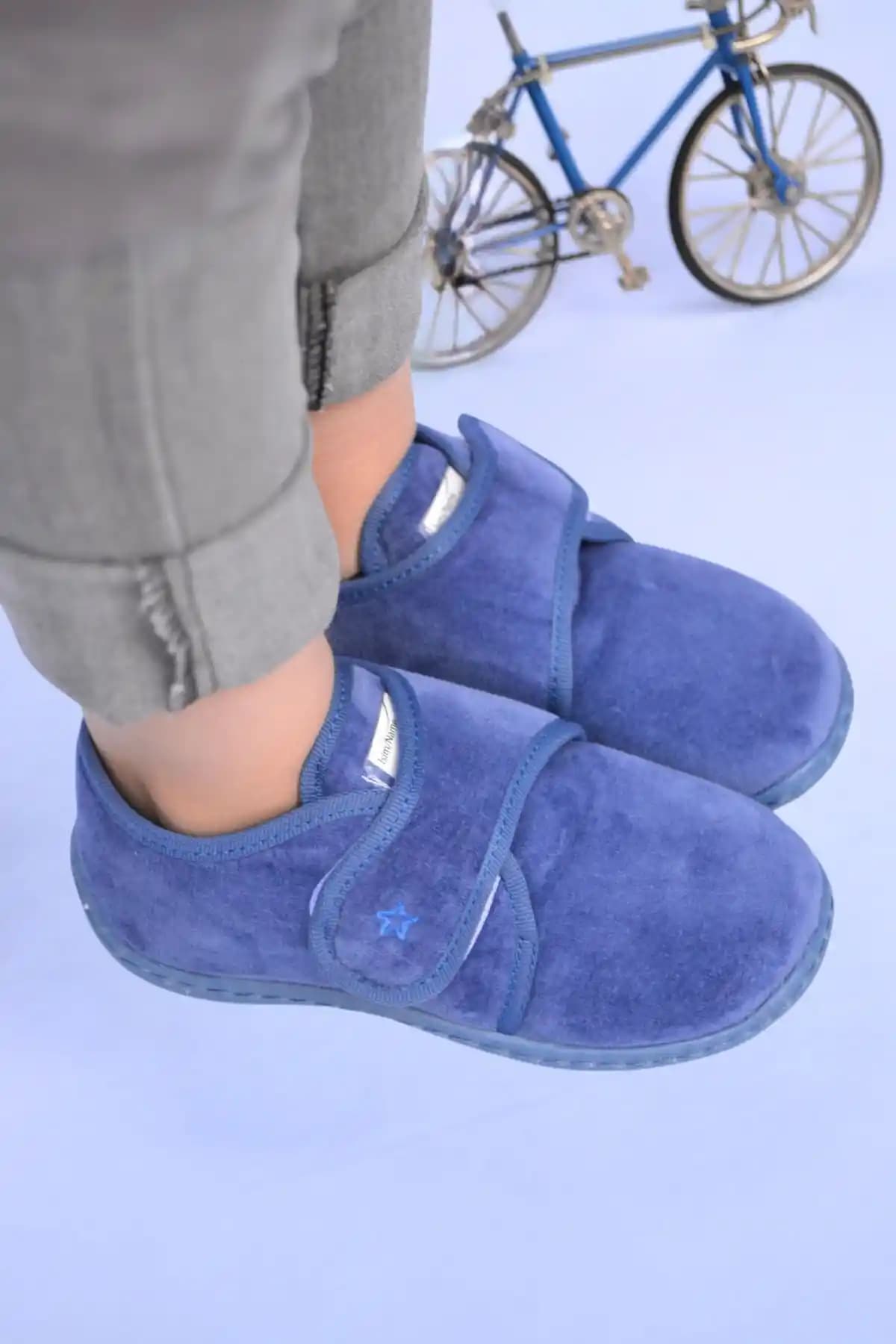 Cırtlı Panduflar: Güncel Trendler ve Konfor Sunan Ev Giyim Seçenekleri