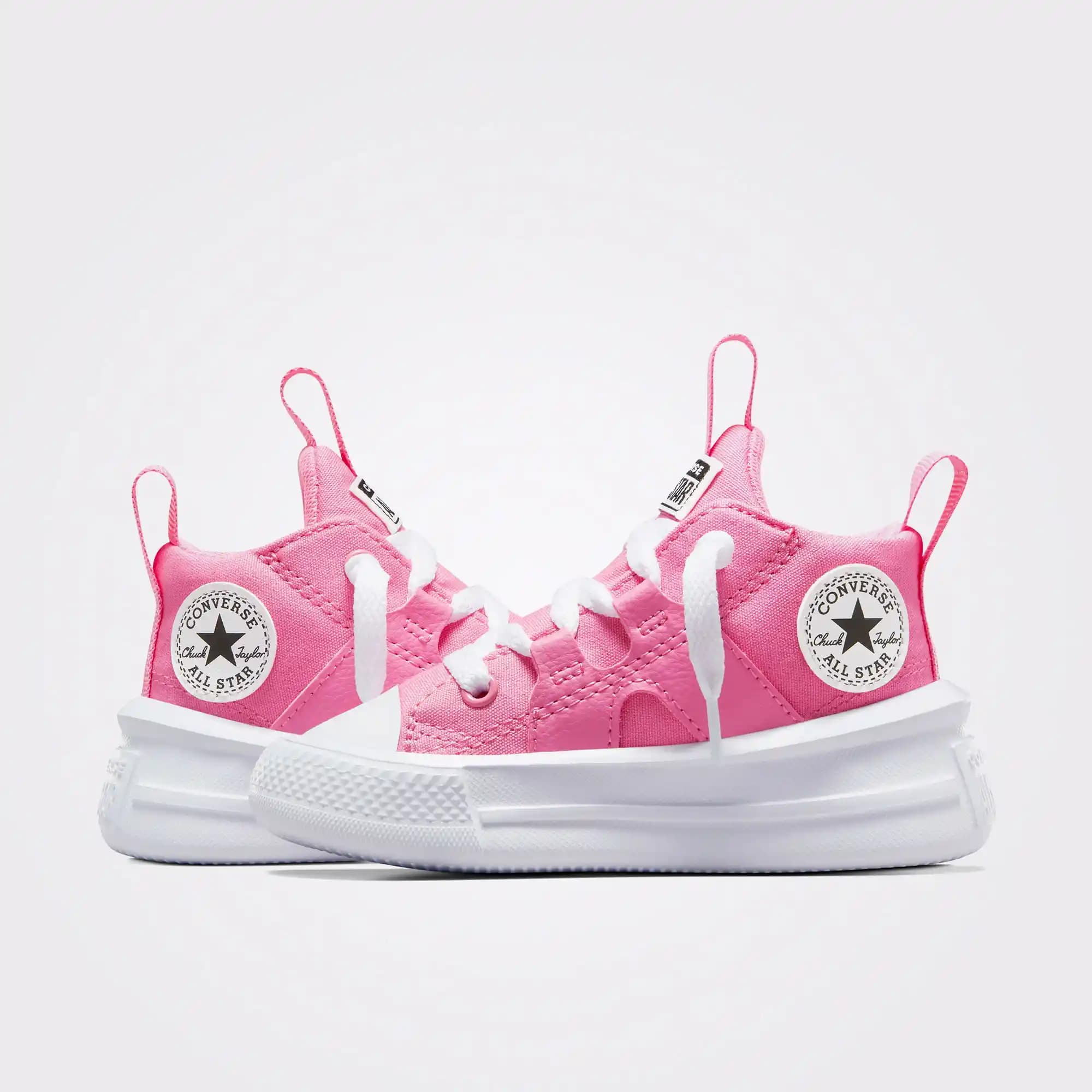 Çocuklar İçin Konvers Ayakkabılar: Rahatlık ve Şıklığın Buluşması