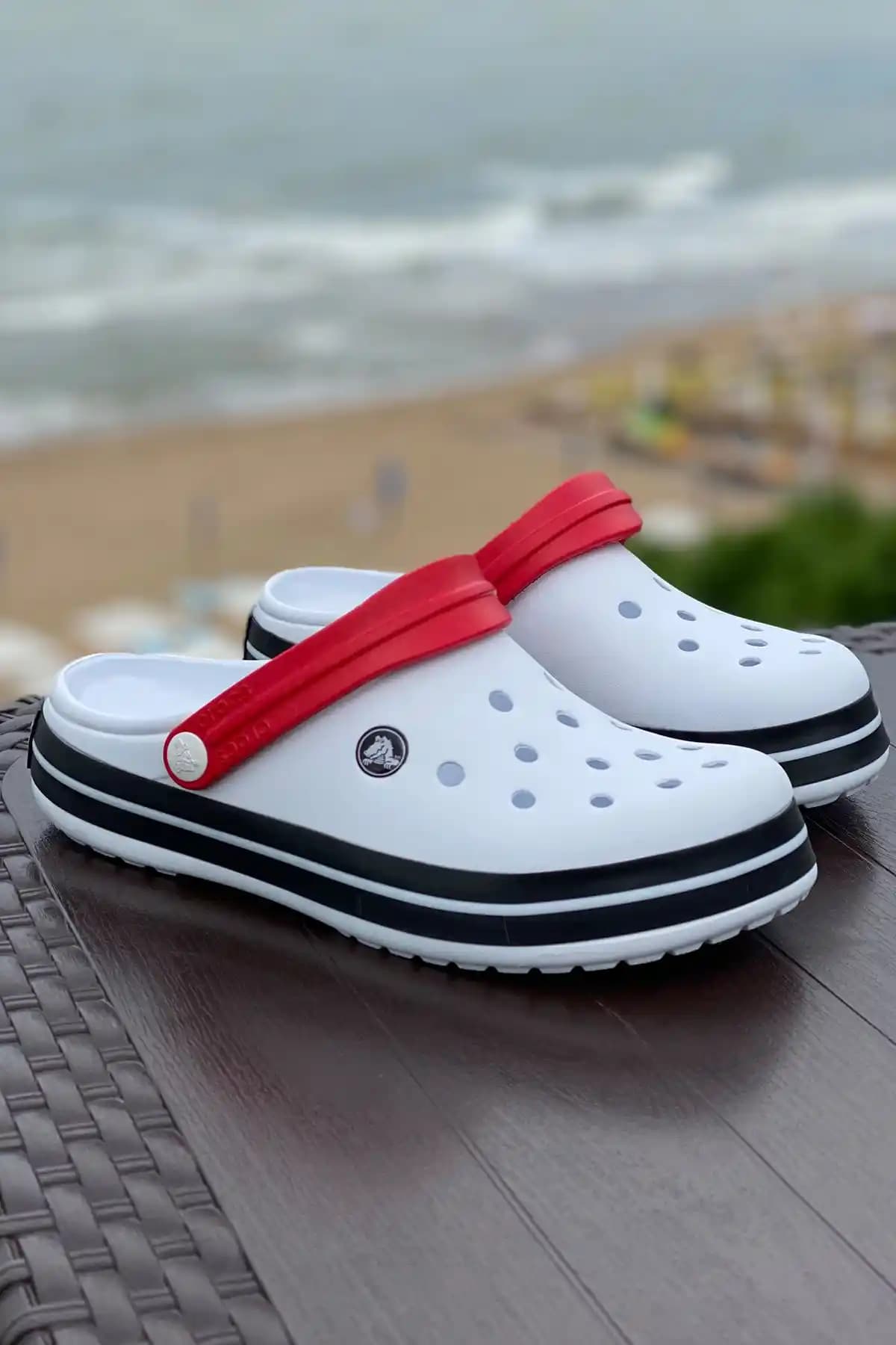 Crocs Terlikler: Konfor ve Şıklığı Bir Arada Sunan Güvenilir Ayakkabı Seçenekleri