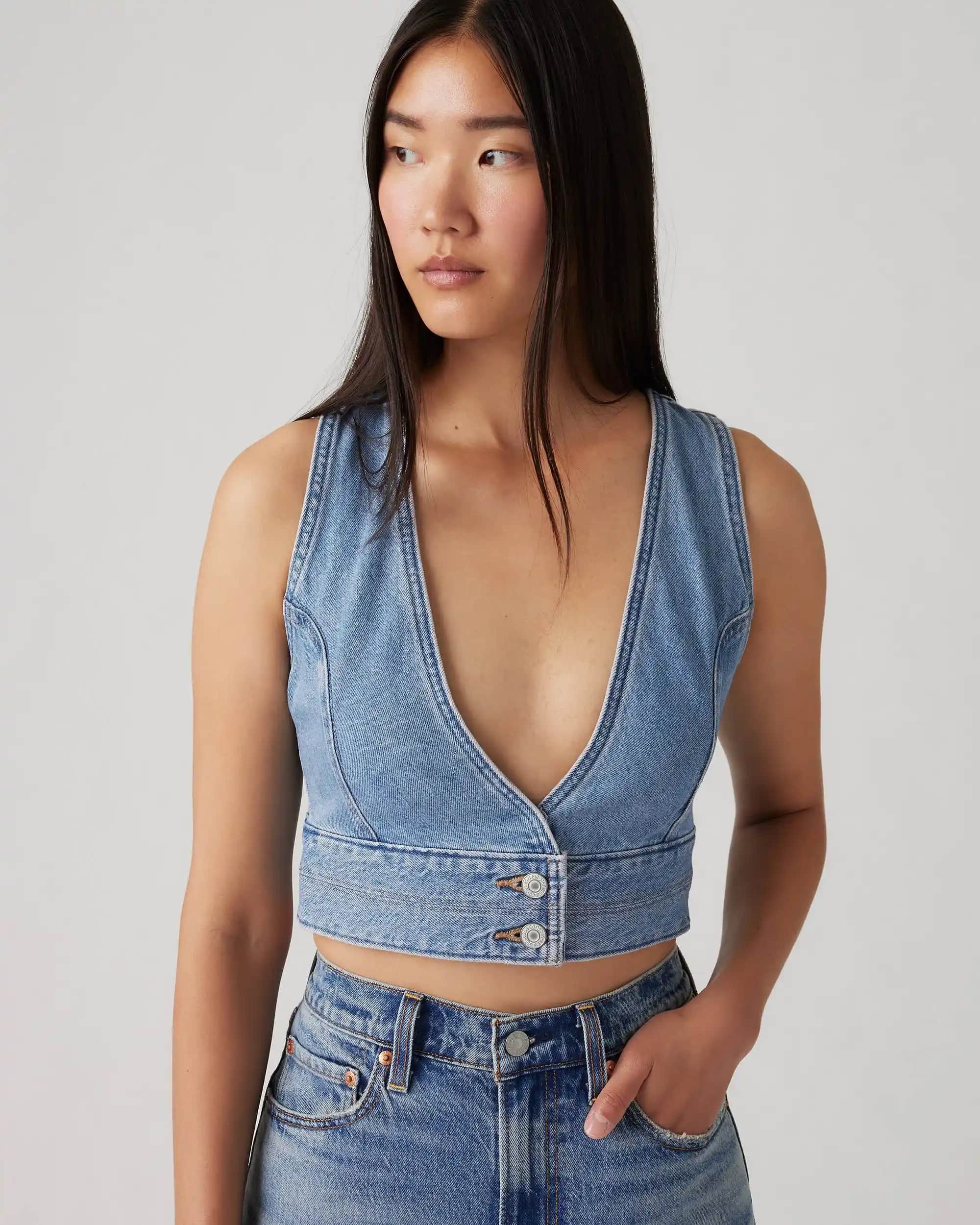 Denim Crop Nedir ve Günümüz Moda Trendlerinde Nasıl Kullanılır
