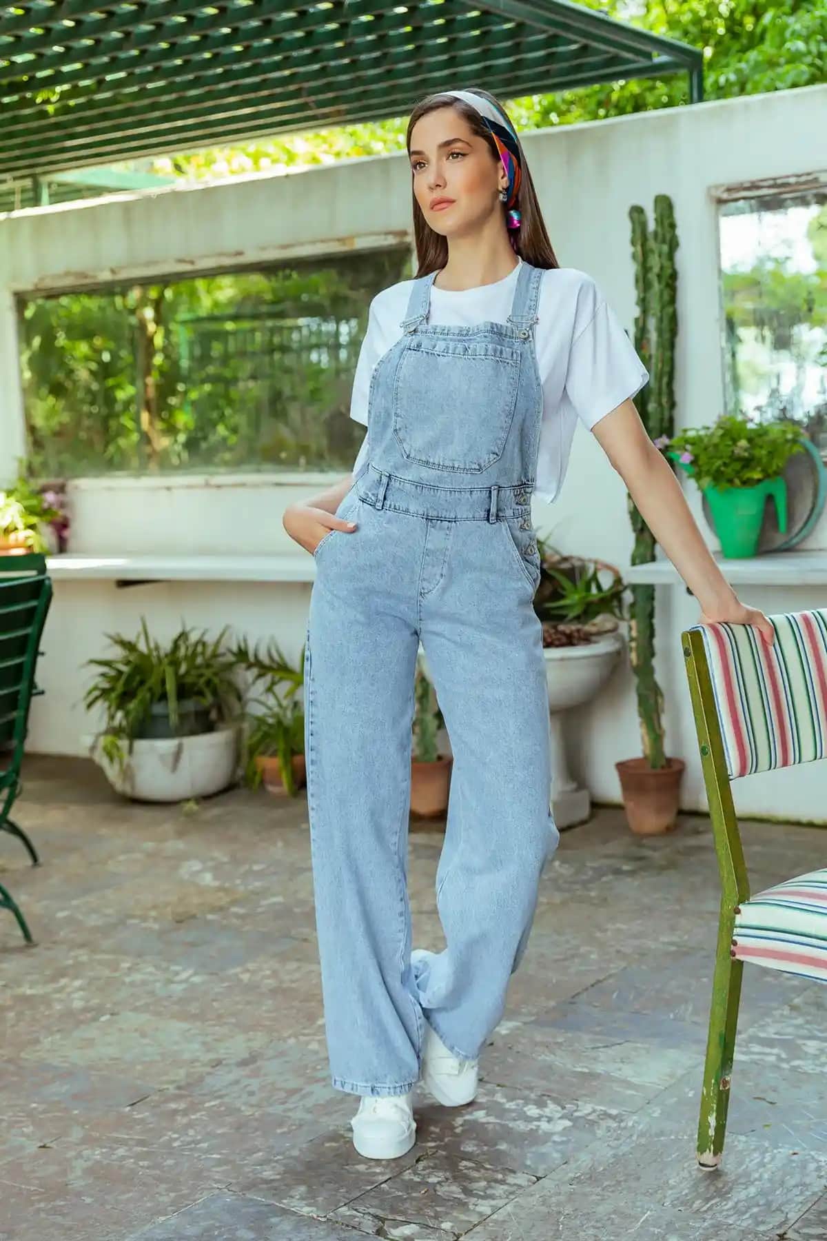 Denim Salopet Nedir ve Neden Moda Dünyasında Popüler Bir Seçenek Haline Gelmiştir