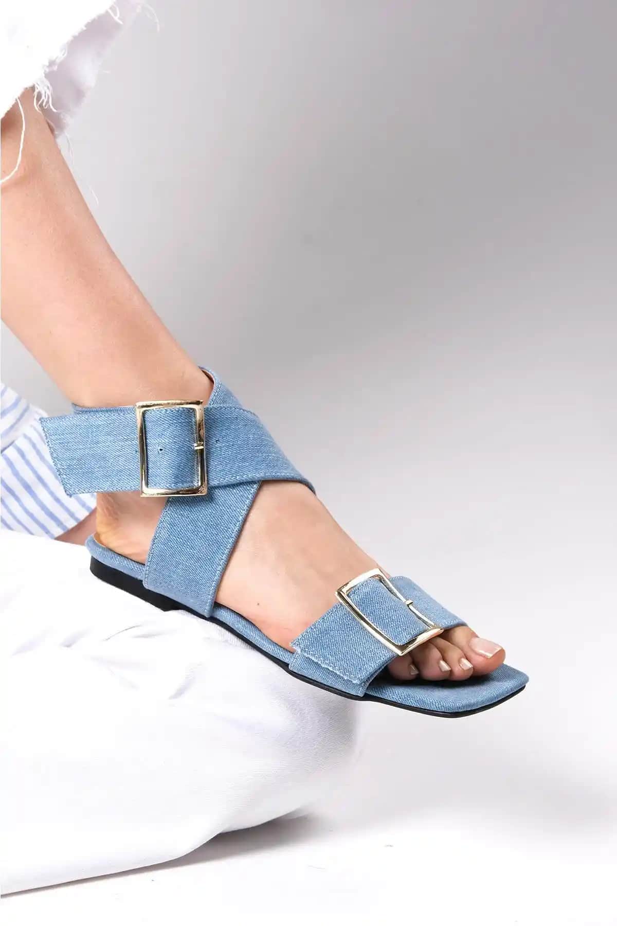 Denim Sandaletler: Günümüz Trendlerinde Konfor ve Şıklığın Buluşması