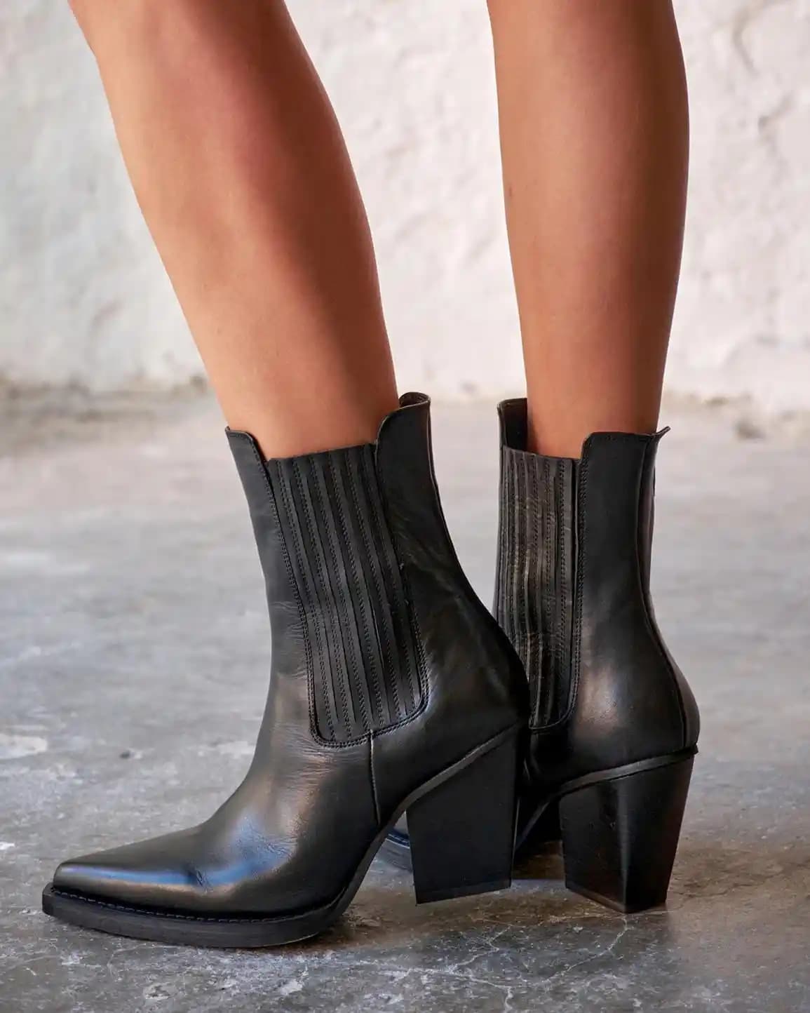 Deri Kovboy Botlarının Özellikleri ve Moda Trendleri Hakkında Kapsamlı Bilgi