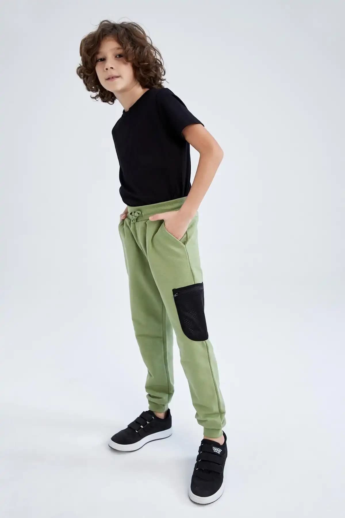 Erkek Çocuk Jogger Pantolonlar: Konfor ve Şıklığın Güncel Trendleri