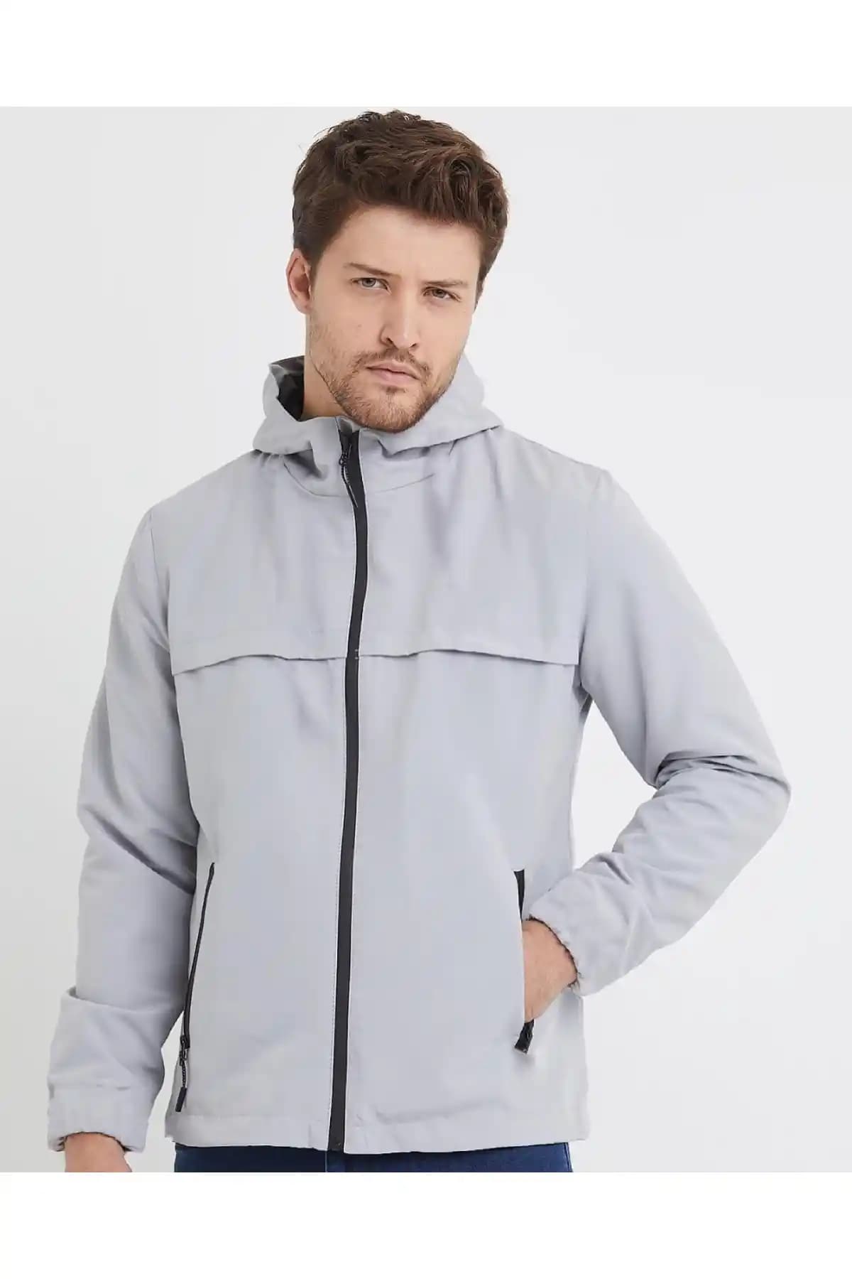 Erkek Giyiminde Gri Yağmurluklar: Fonksiyonellik ve Şıklığın Birleşimi