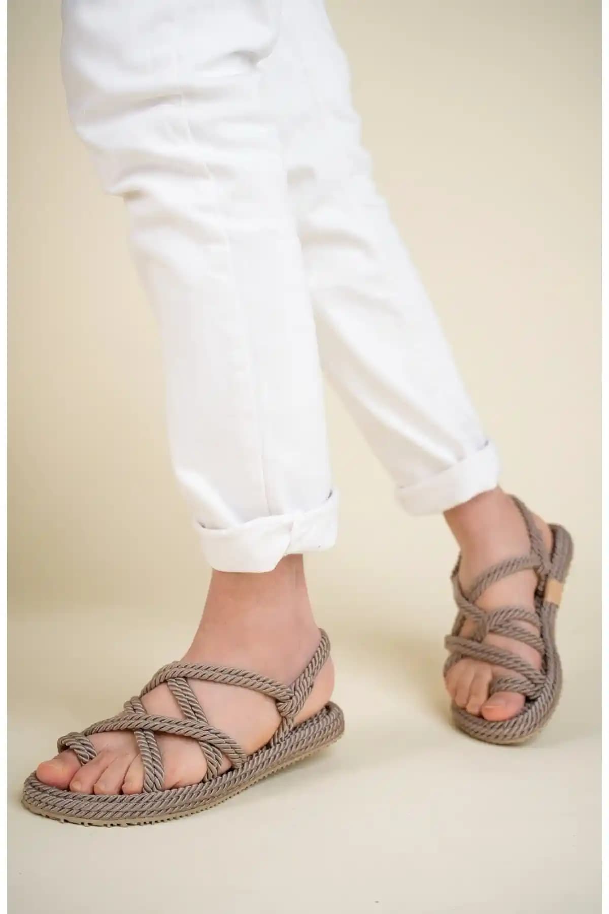 Erkek Hasır Sandaletler: Yaz Aylarının Şıklık ve Konforunu Bir Arada Sunan Trend Ayakkabılar