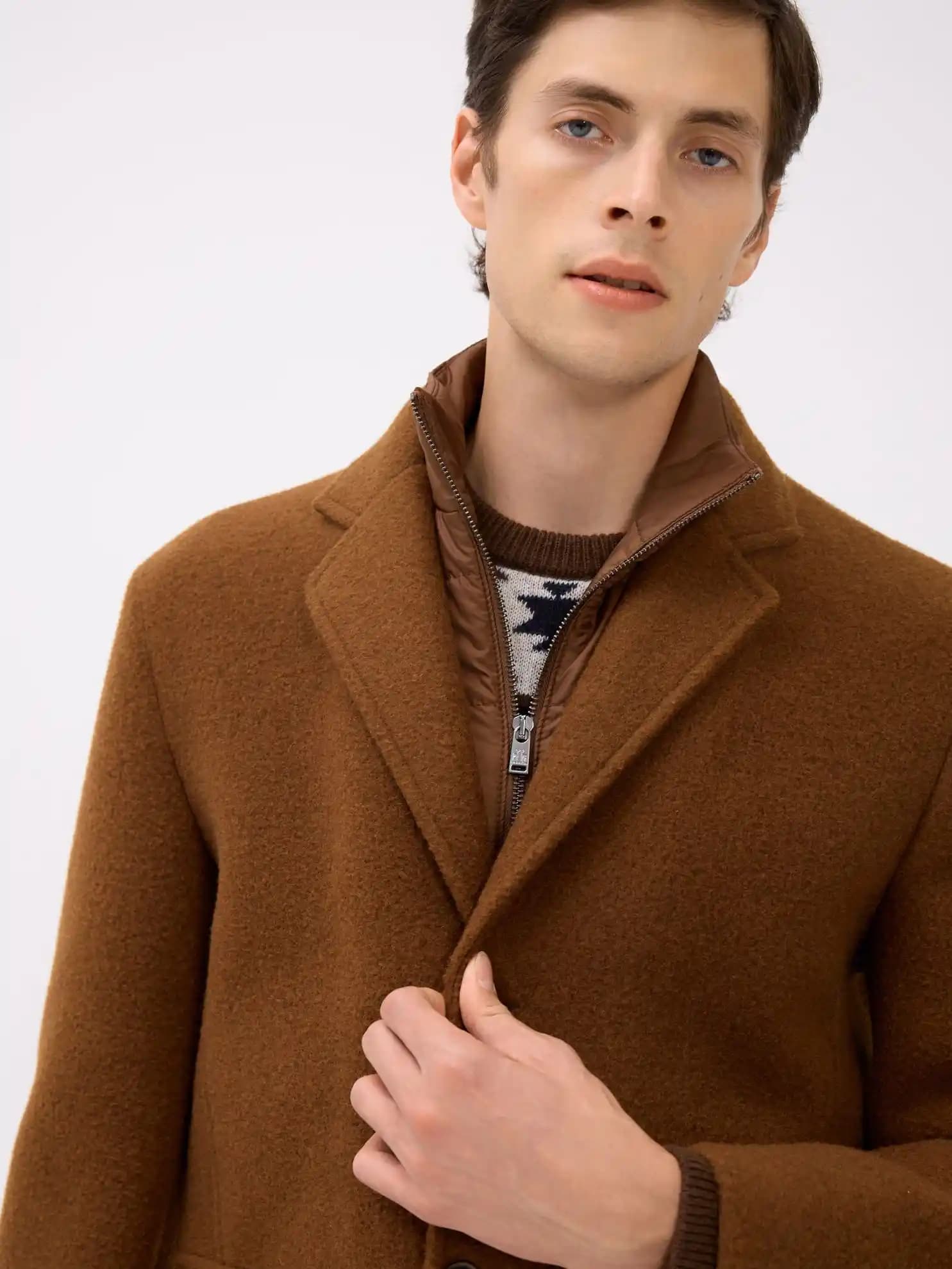 Erkek Kahverengi Kabanlar: Şıklık ve Fonksiyonellik Sunan Kış Giyim Seçenekleri