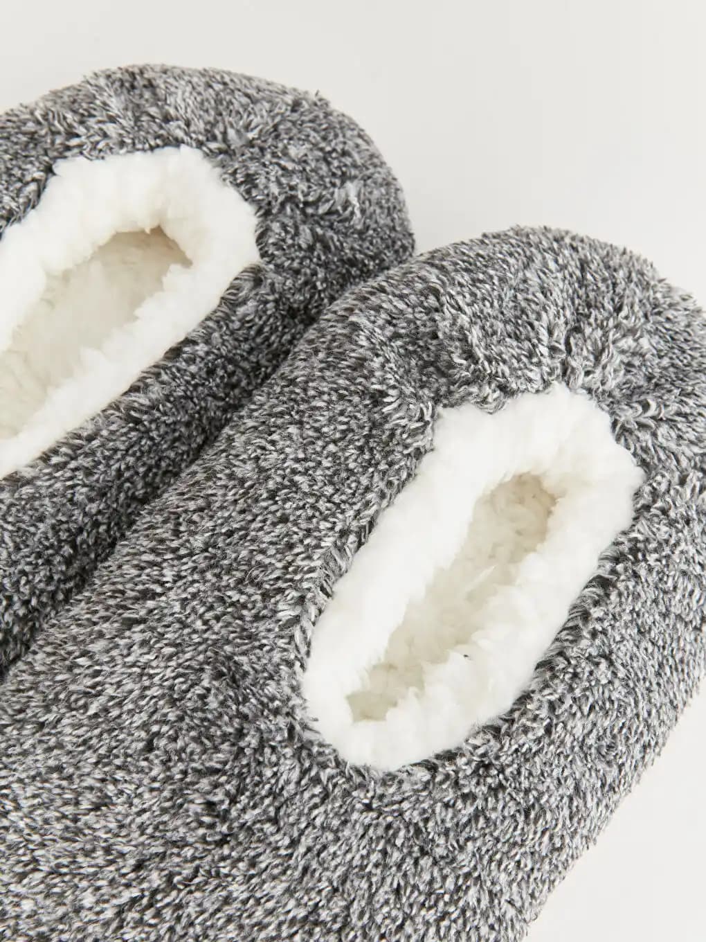 Erkekler İçin Ev Çorabı Seçimi ve Modelleri: Konfor ve Şıklığın Buluşması