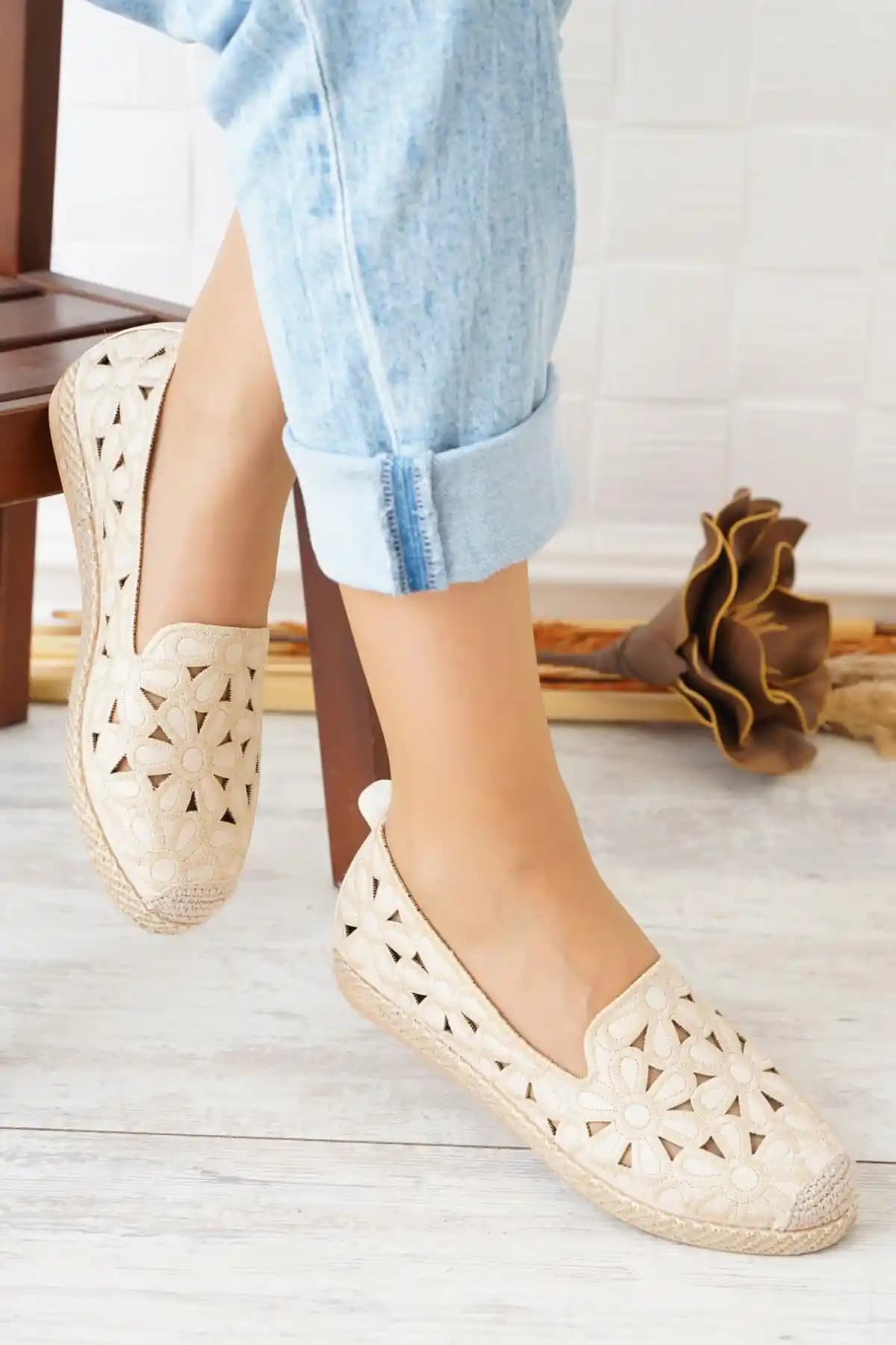 Espadril Babet Nedir? Yaz Aylarında Rahatlık ve Şıklık Sunan Modern Tasarımlar