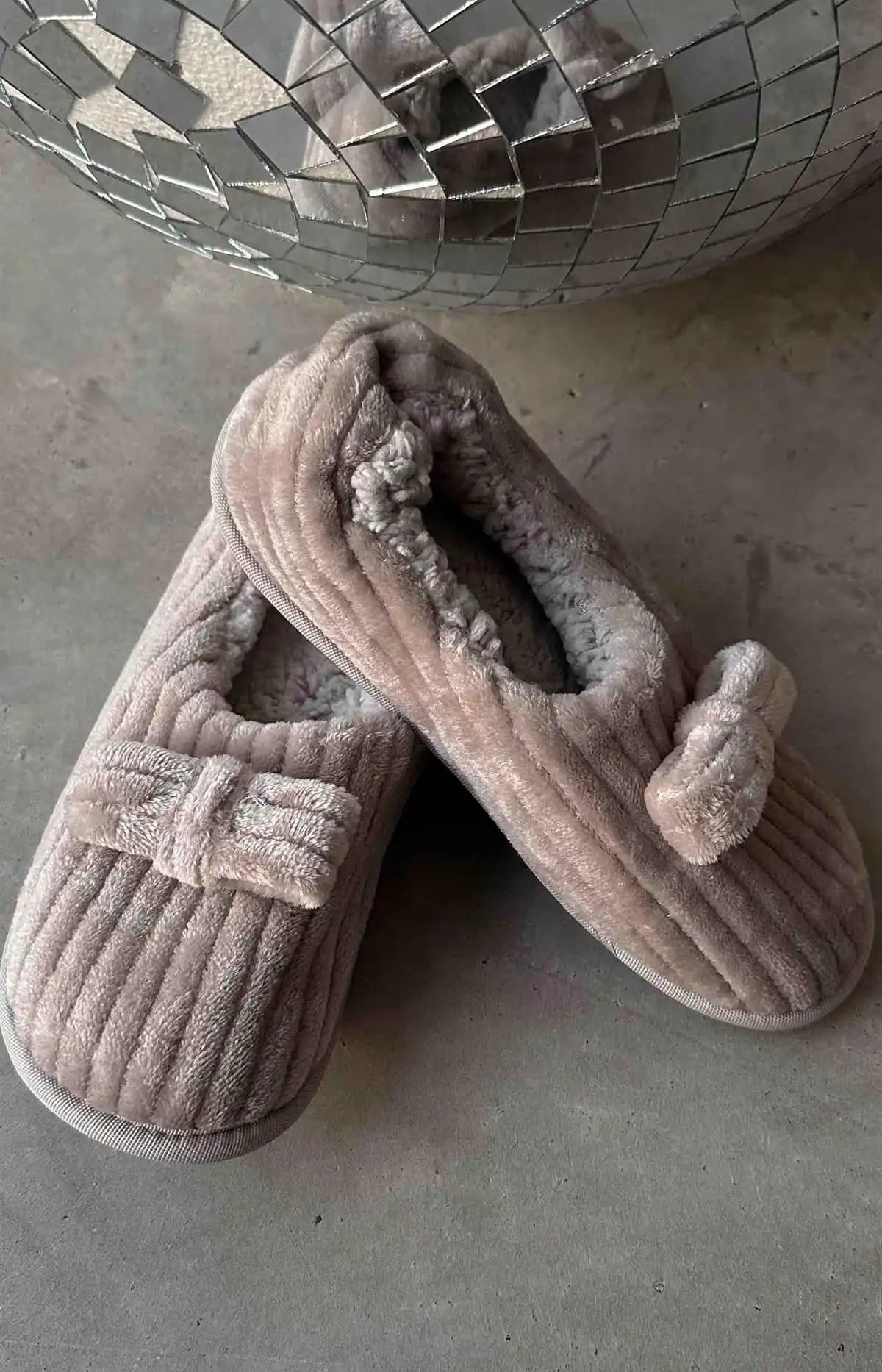 Ev İçin Ayakkabı Seçimi: Konfor, Hijyen ve Stil Bir Arada Doğru Tercihler