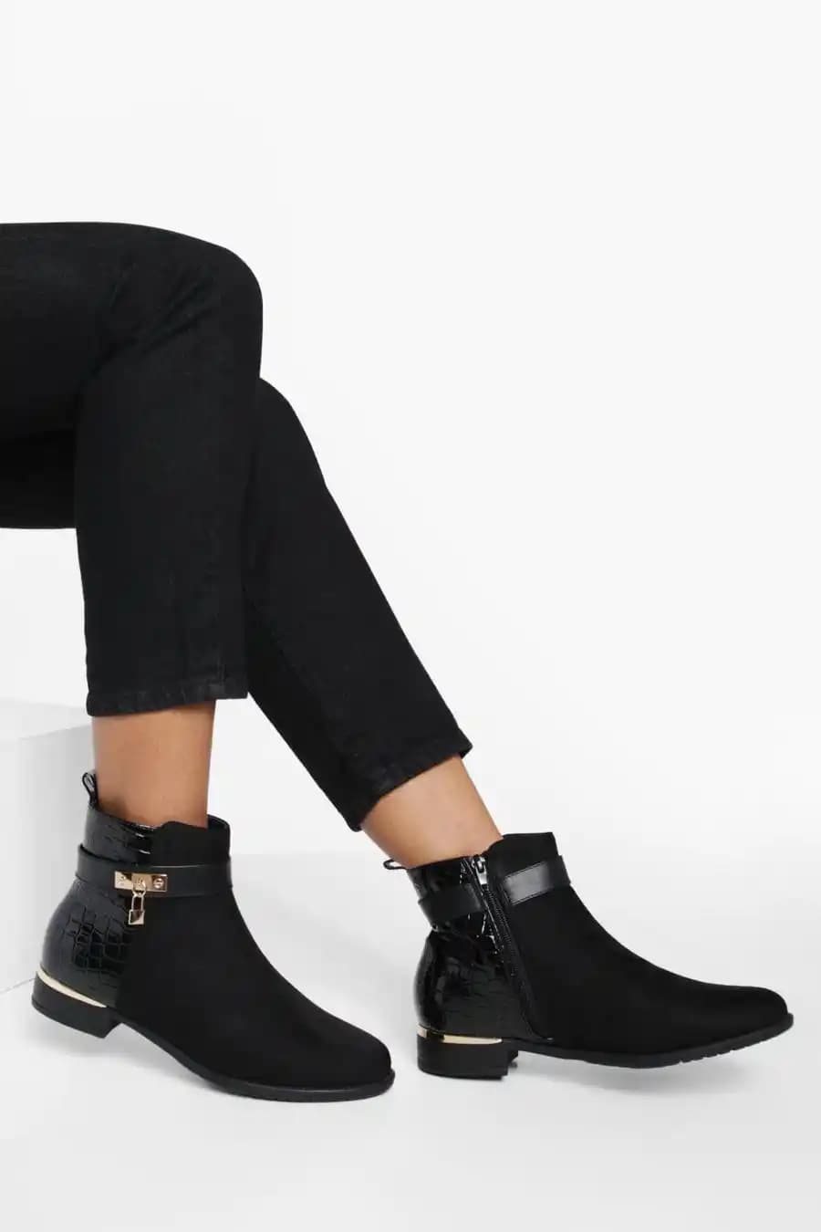 Flat Botlar: Günlük Şıklık ve Rahatlık Sunan Modern Kadın Ayakkabıları