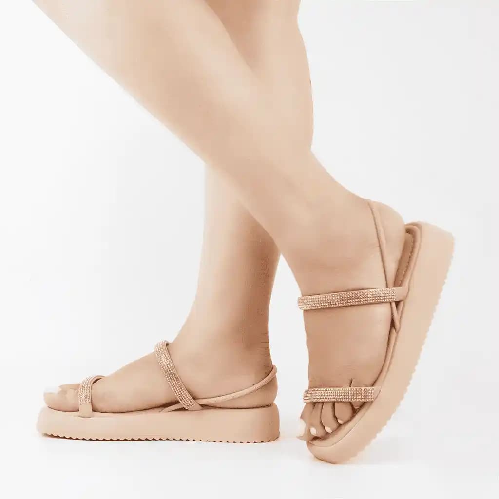 Flatform Ayakkabılar: Konfor ve Şıklığın Birlikte Sunulduğu Moda Trendleri