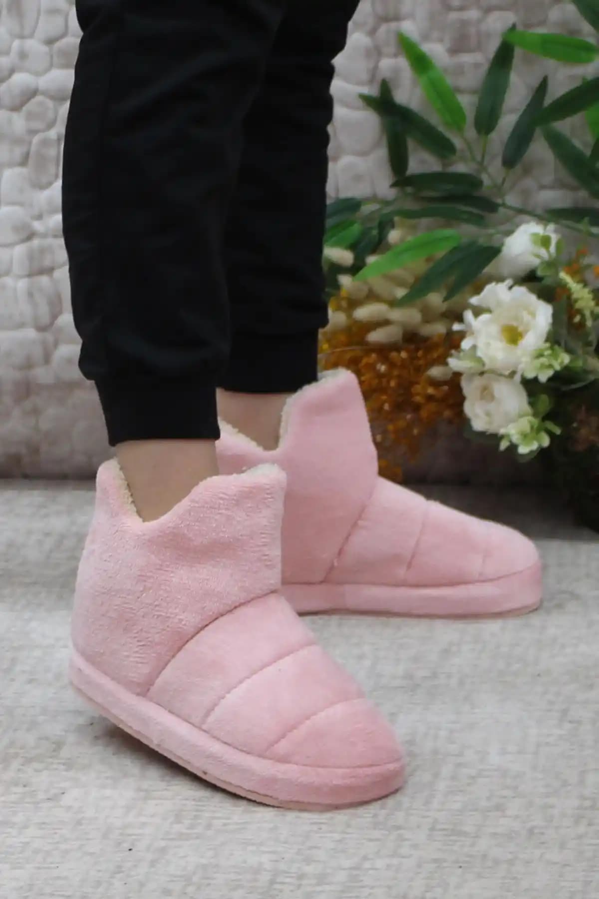 Flo Ev Botu: Modern Tasarımı ve Konforuyla Günlük Ev Giyiminde Öne Çıkan Seçenek