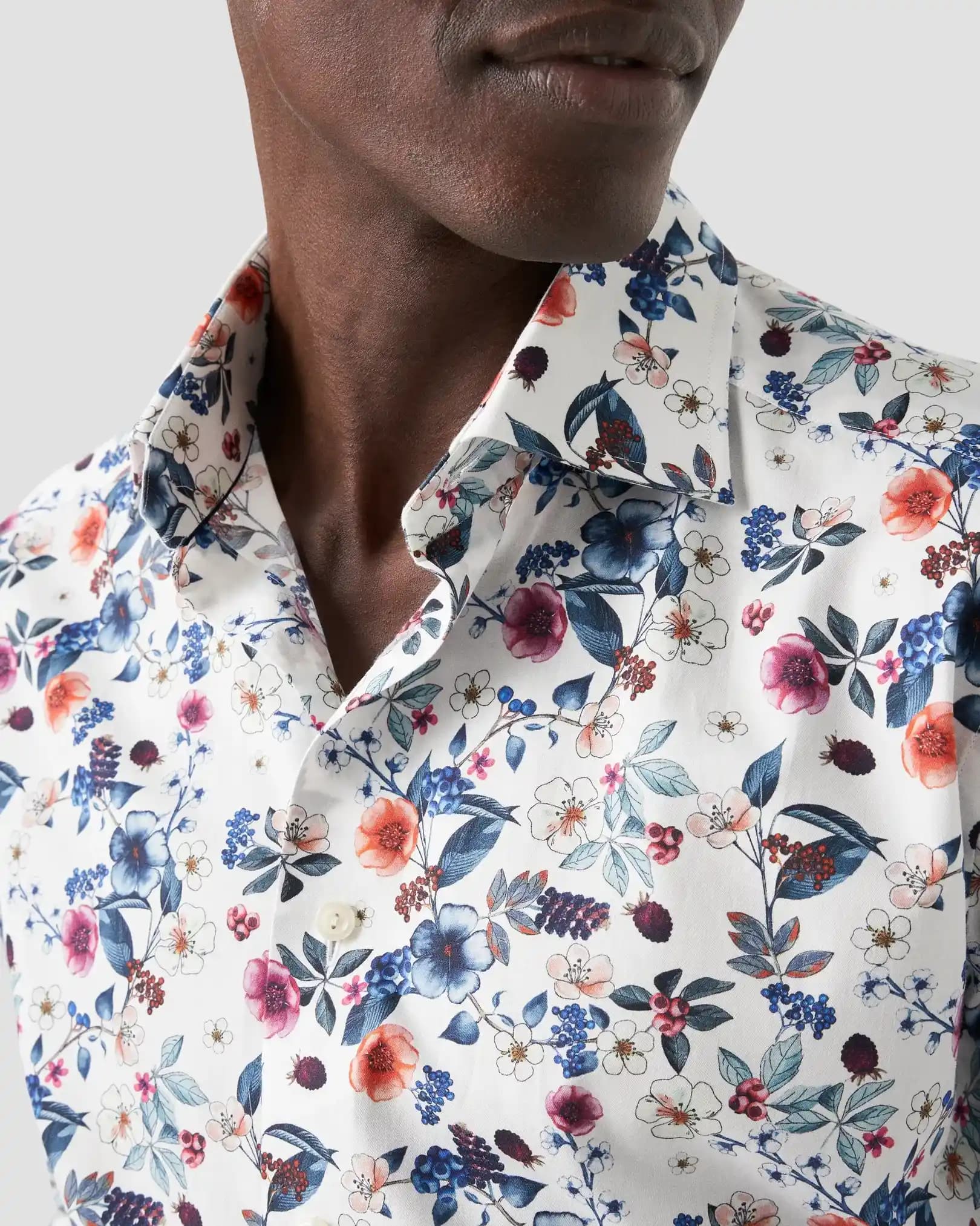 Floral Gömlek Modası: Tarzınızı Yükseltecek Renkli ve Şık Kombin İpuçları