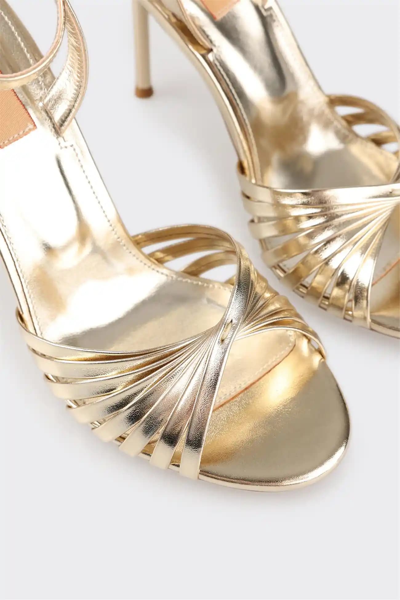 Gold Sandaletlerin Stil ve Şıklık Katmadaki Rolü ve Seçim İpuçları