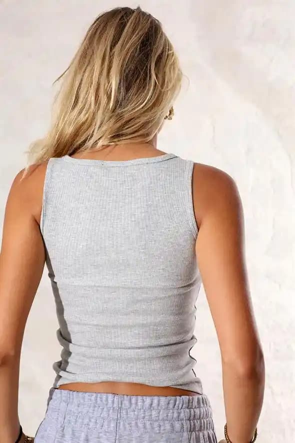 Gri Atlet Modası ve Kombinasyon Önerileri: Günlük ve Spor Şıklığında Trendler