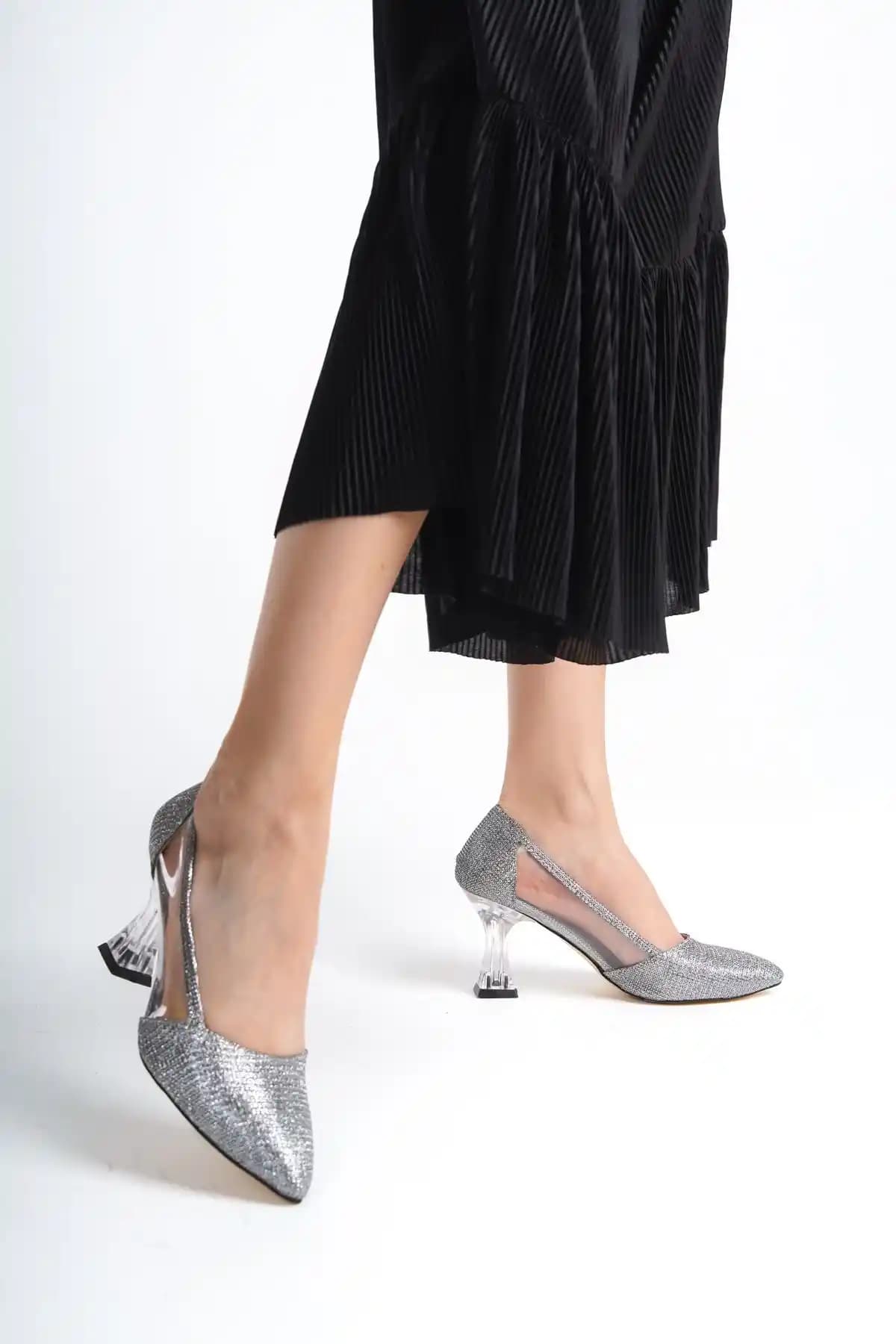 Gri Önü Kapalı Topuklu Ayakkabılar: Şıklık ve Konforun Modern Buluşması
