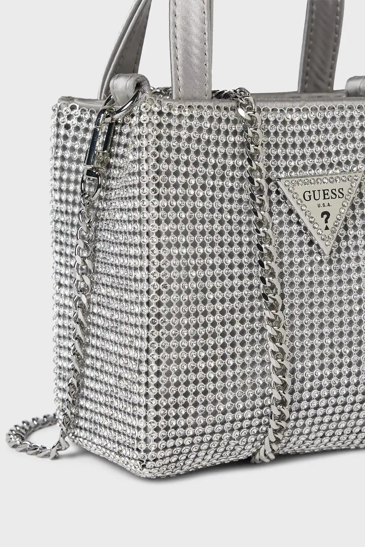 Guess Taşlı Çantalar: Şıklık ve Zarafetin En Güçlü Sembolü Modada Öne Çıkan Aksesuar