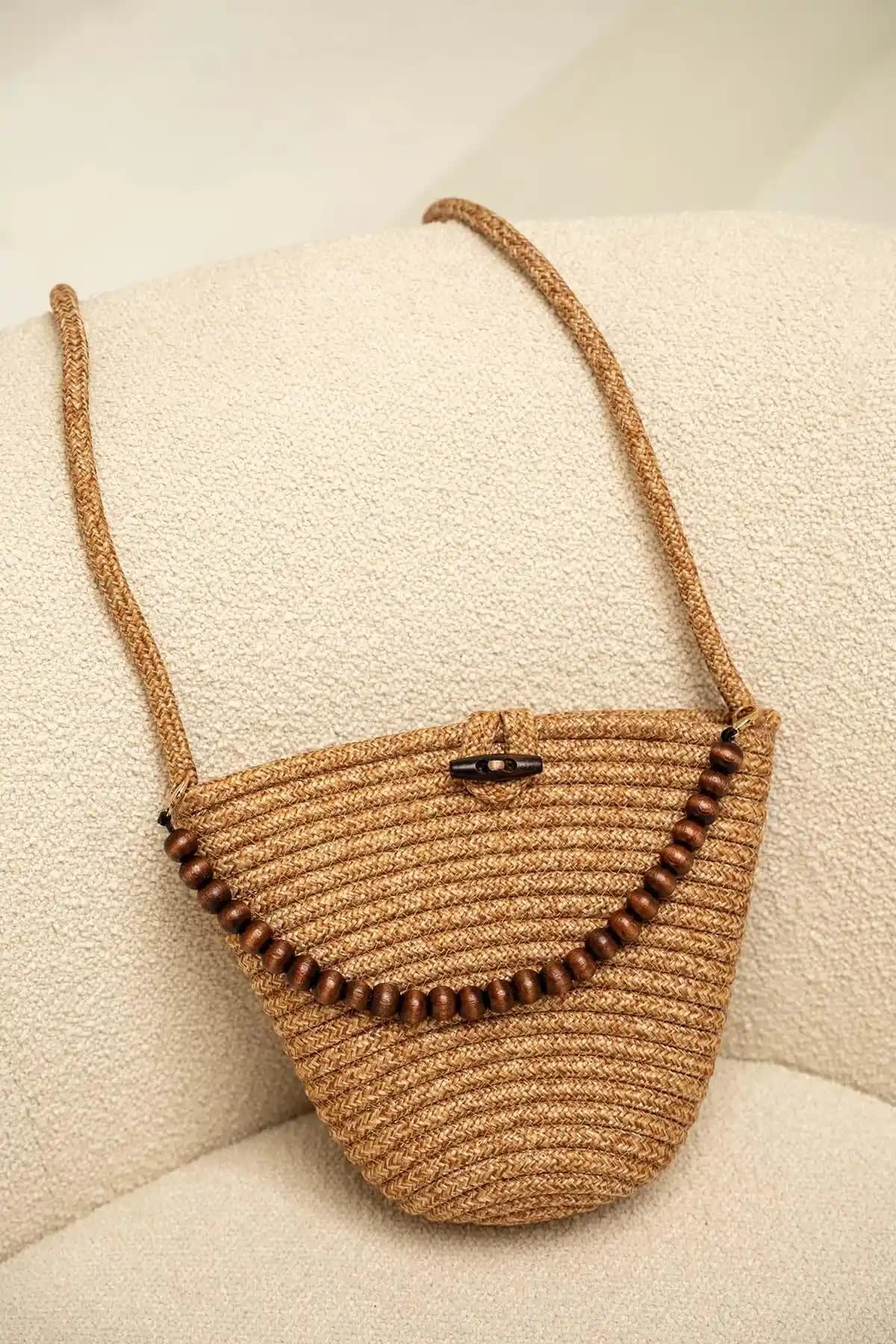 Hasır Çanta Modası: Doğallık ve Şıklığı Bir Arada Sunan Trend Aksesuar