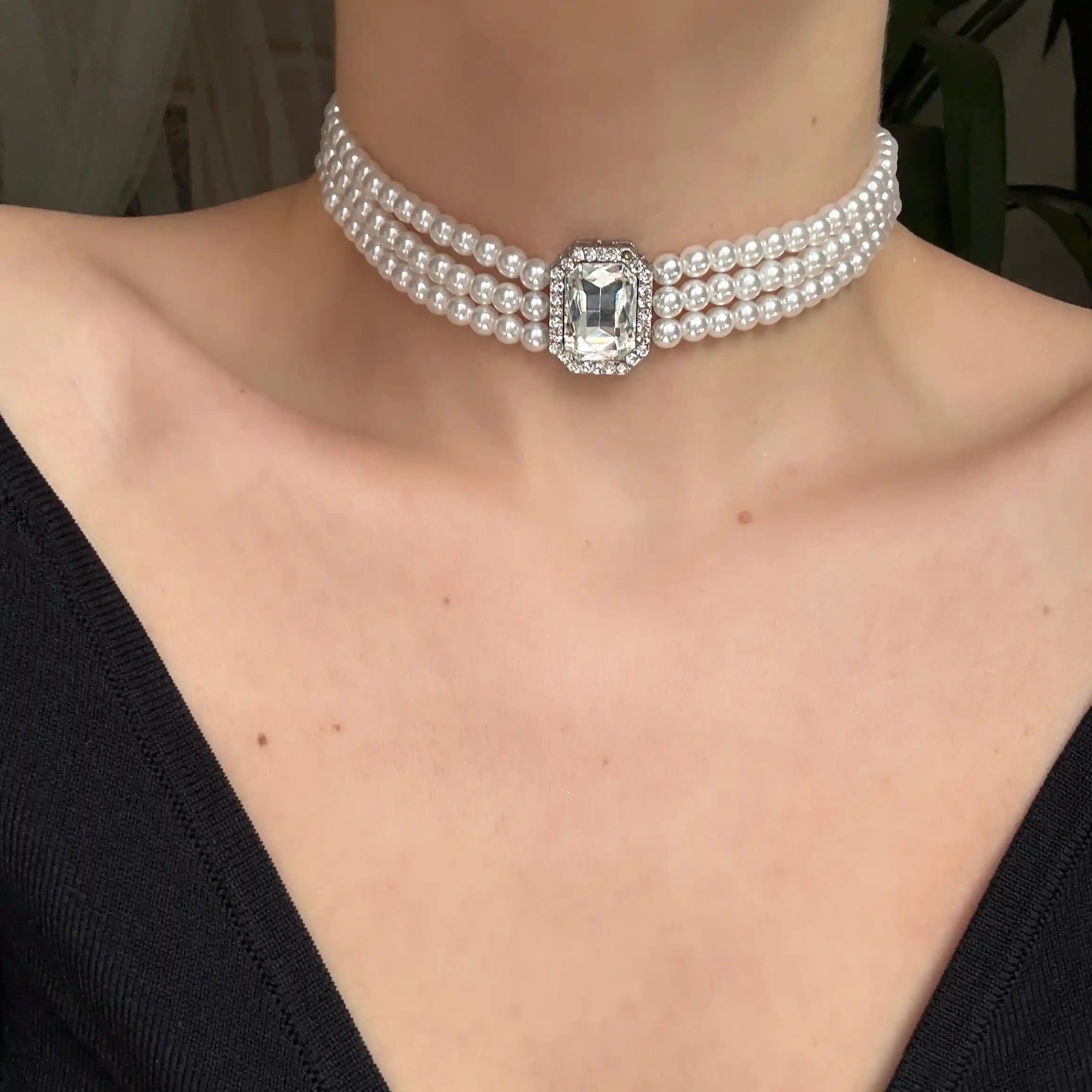İnci Choker Nedir ve Moda Dünyasında Modern Zarafetin Sembolü