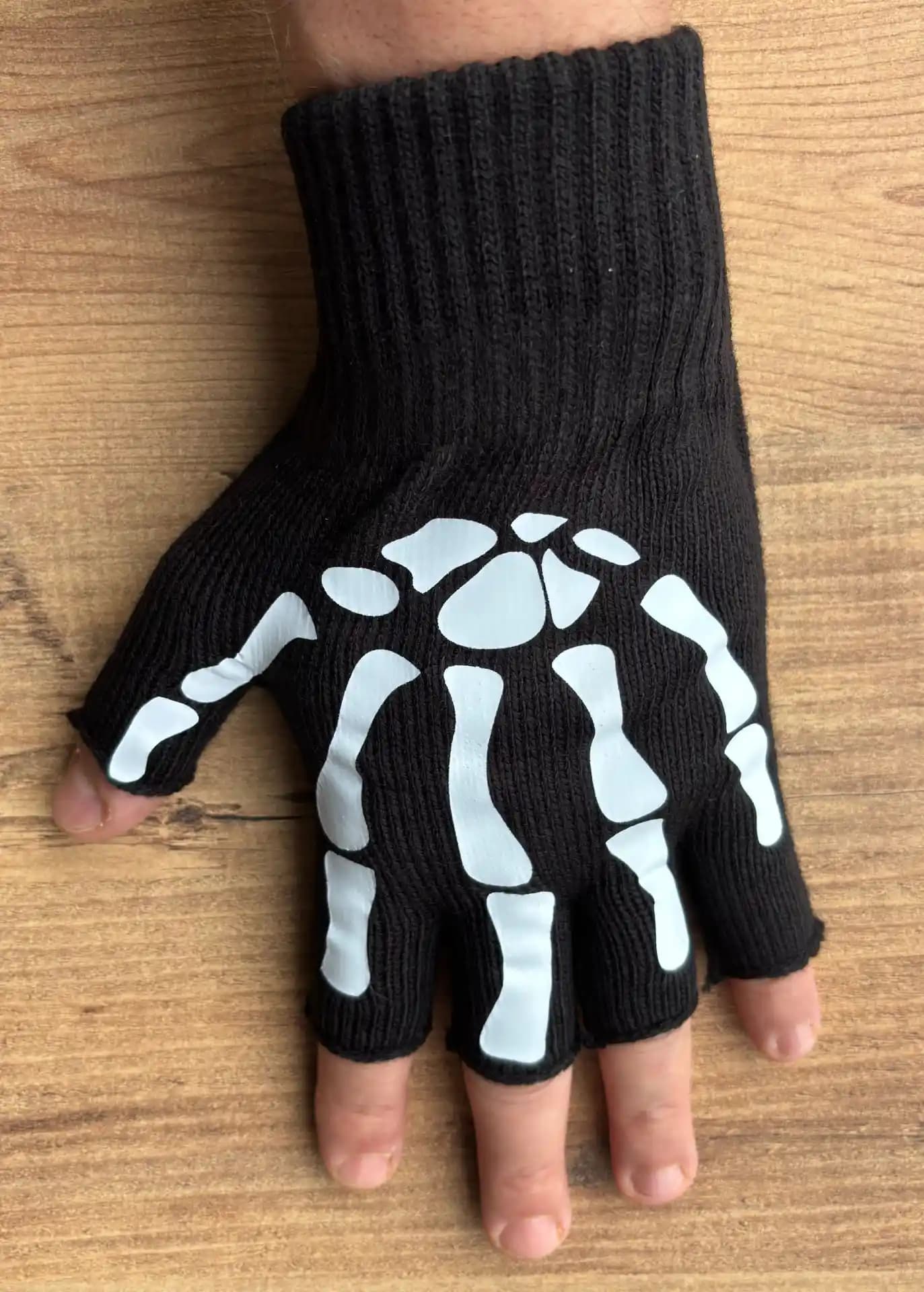 İskelet Eldivenleri Moda Dünyasında Yenilikçi ve Çarpıcı Bir Trend Olarak Öne Çıkıyor