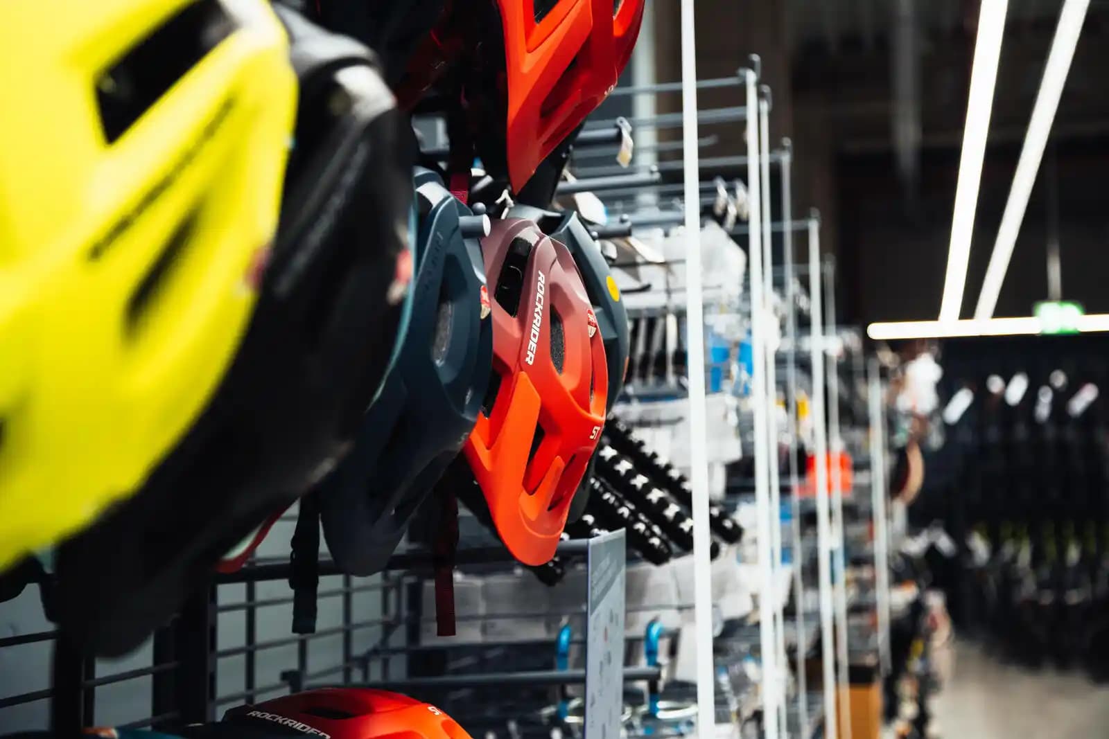 İzmir'de Giyim ve Aksesuar Seçenekleri: Optimum ve Decathlon ile Tarzınızı Yansıtın