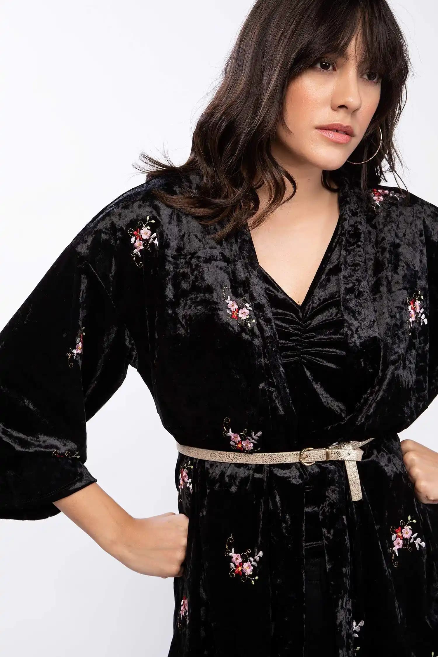 Kadife Kimono: Modern ve Şık Giyim Parçası ile Tarzınızı Yansıtın