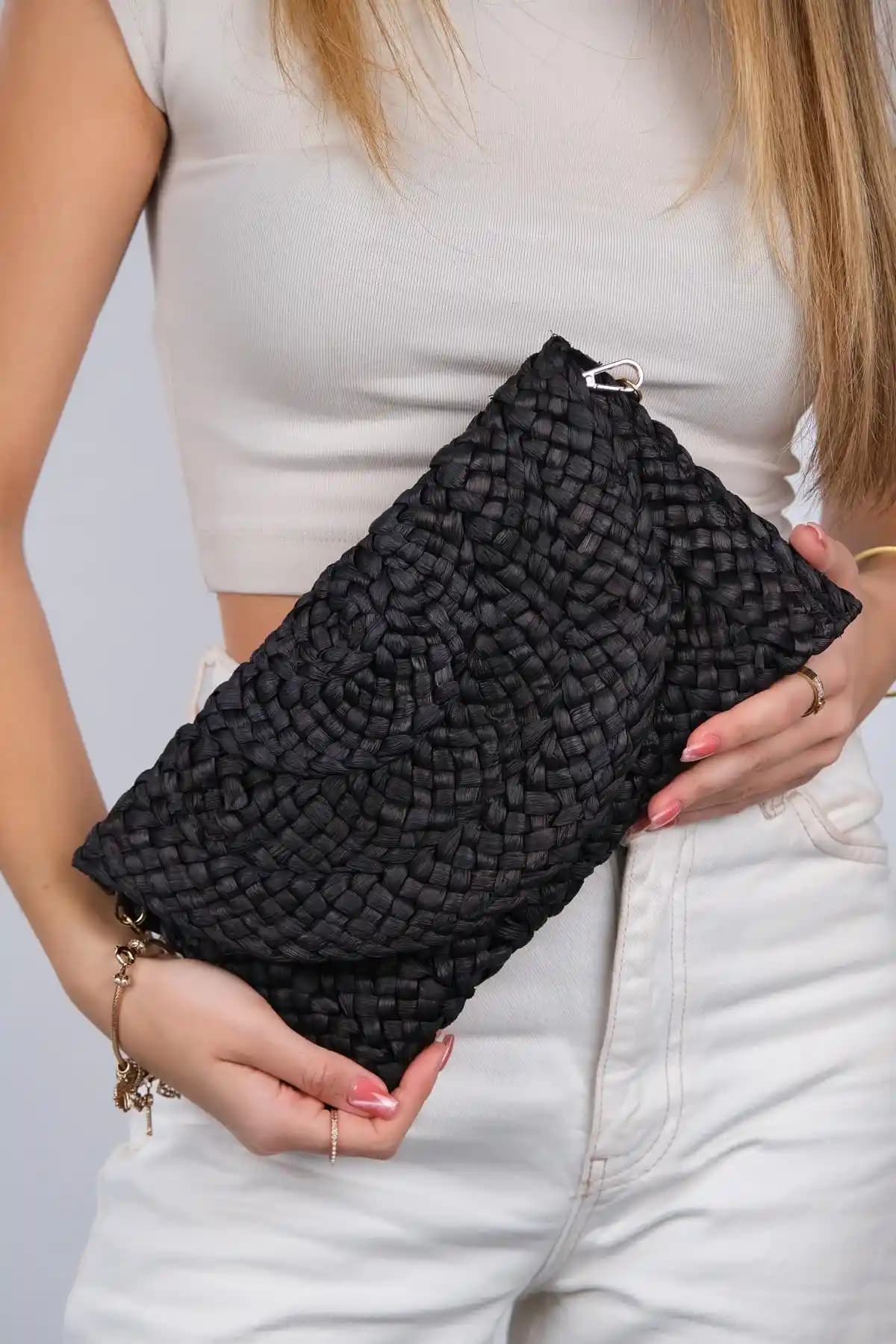 Kadın Clutch Çanta Seçimi ve Trendleri: Şıklık ve Fonksiyonellik Bir Arada