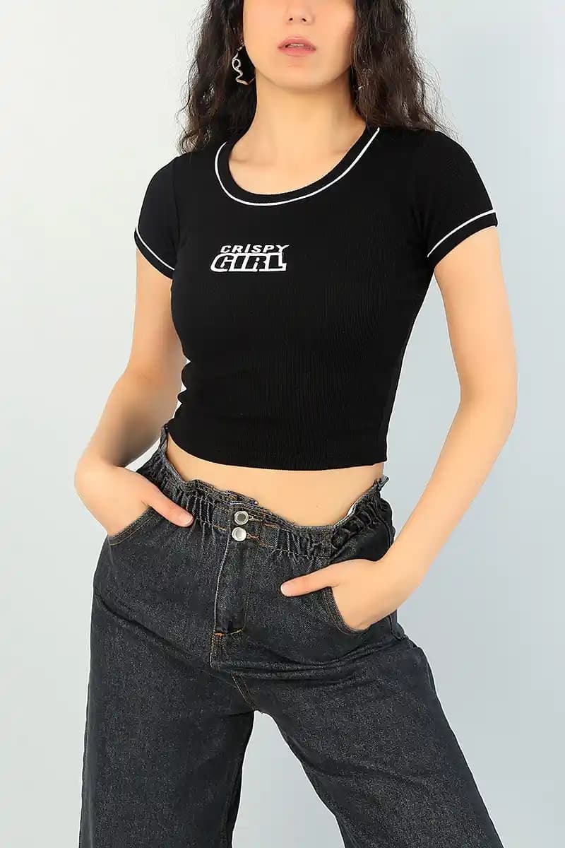 Kadın Crop Modelleri: Güncel Trendler ve Kombin İpuçlarıyla Stil Yaratma Rehberi