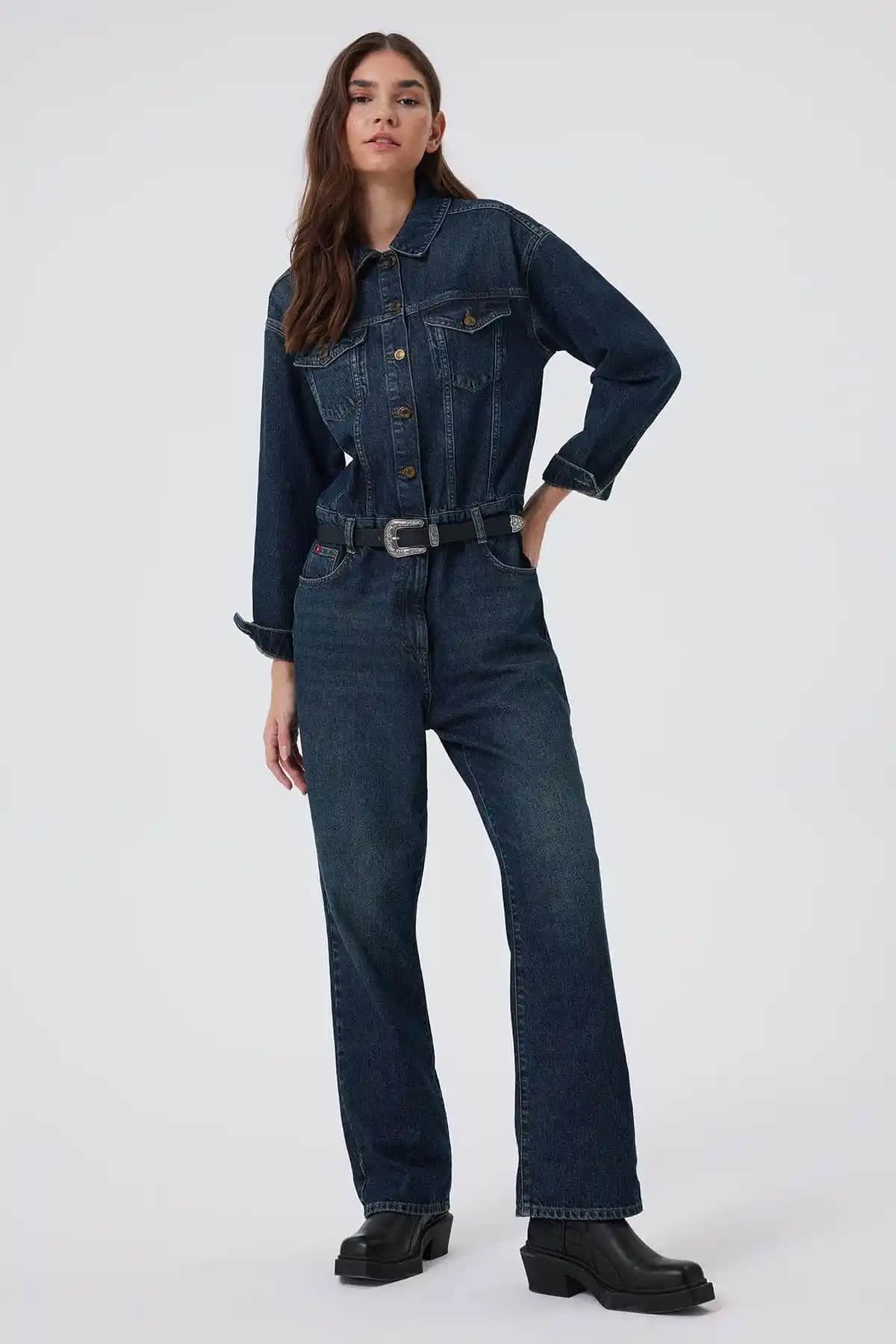 Kadın Denim Tulum Modası ve Stil İpuçları: Güncel Trendler ve Kombin Önerileri