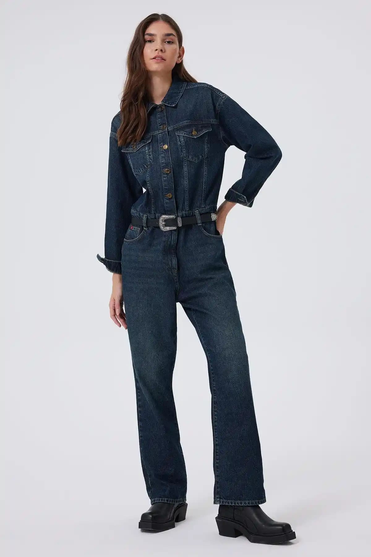 Kadın Denim Tulum Modası ve Stil İpuçları: Güncel Trendler ve Kombin Önerileri