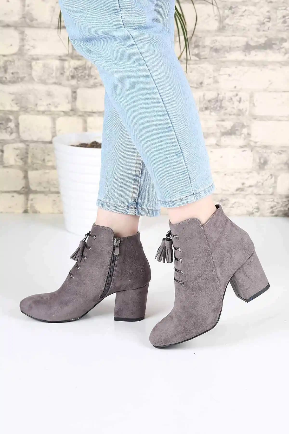 Kadın Giyiminde Gri Botların Şıklık ve Fonksiyonellik Katmadaki Rolü