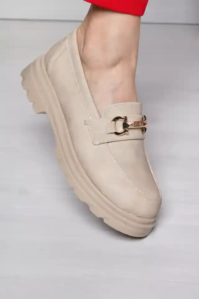 Kadın Günlük Ayakkabıları: Konfor ve Şıklığın Mükemmel Buluşması