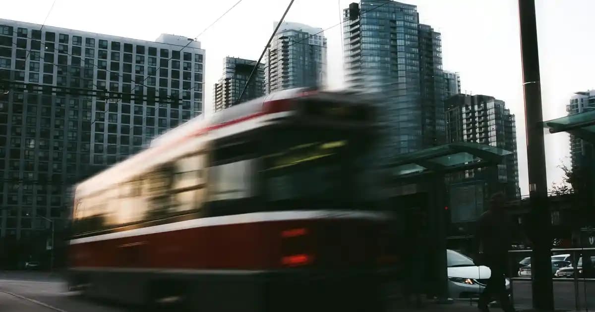 Kadın Mini Çantalar: Şıklık ve Fonksiyonelliğin Günümüz Moda Trendleriyle Buluşması