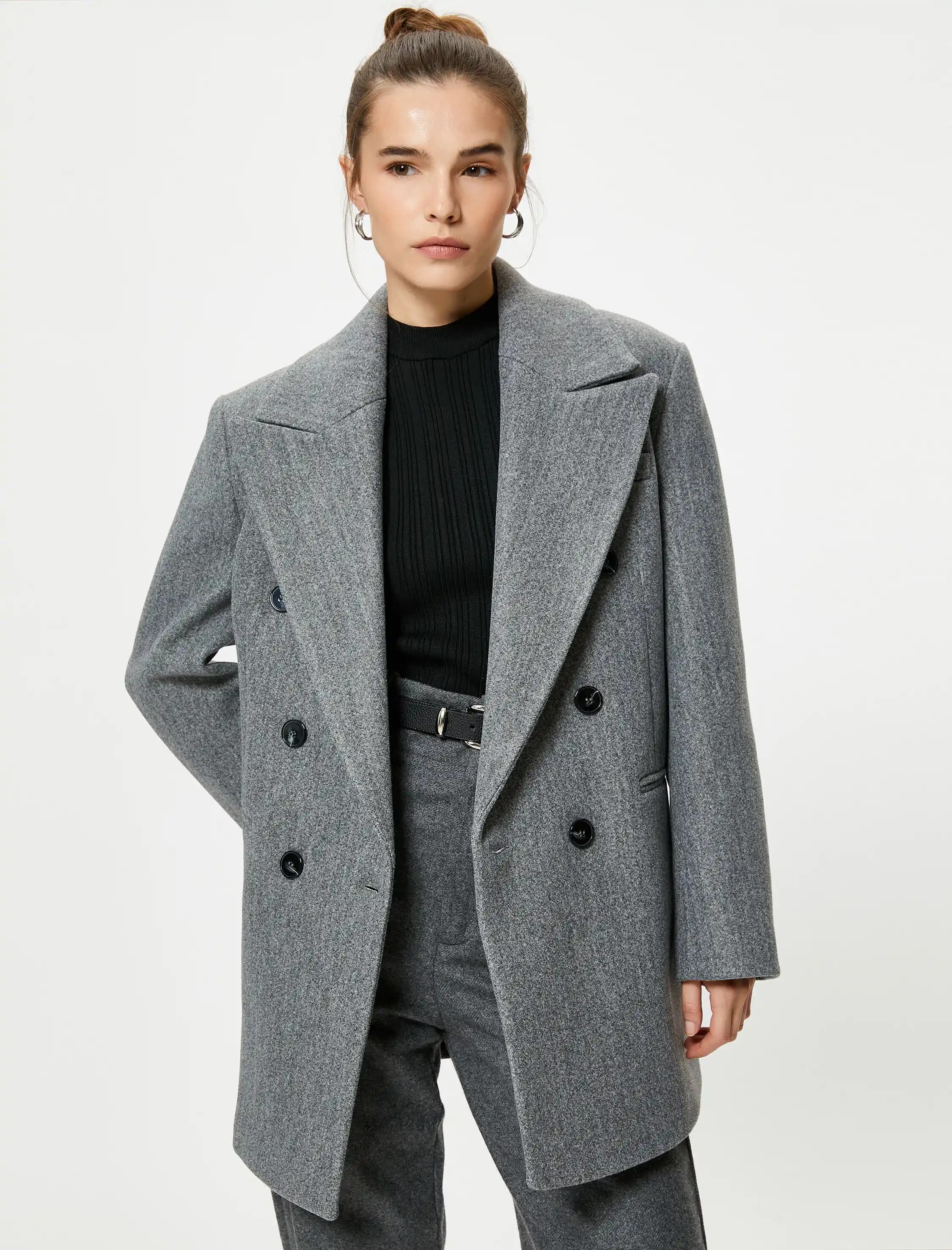 Kadın Oversize Kaban Trendleri ve Stil Önerileri: Rahat ve Şık Giyim Seçenekleri