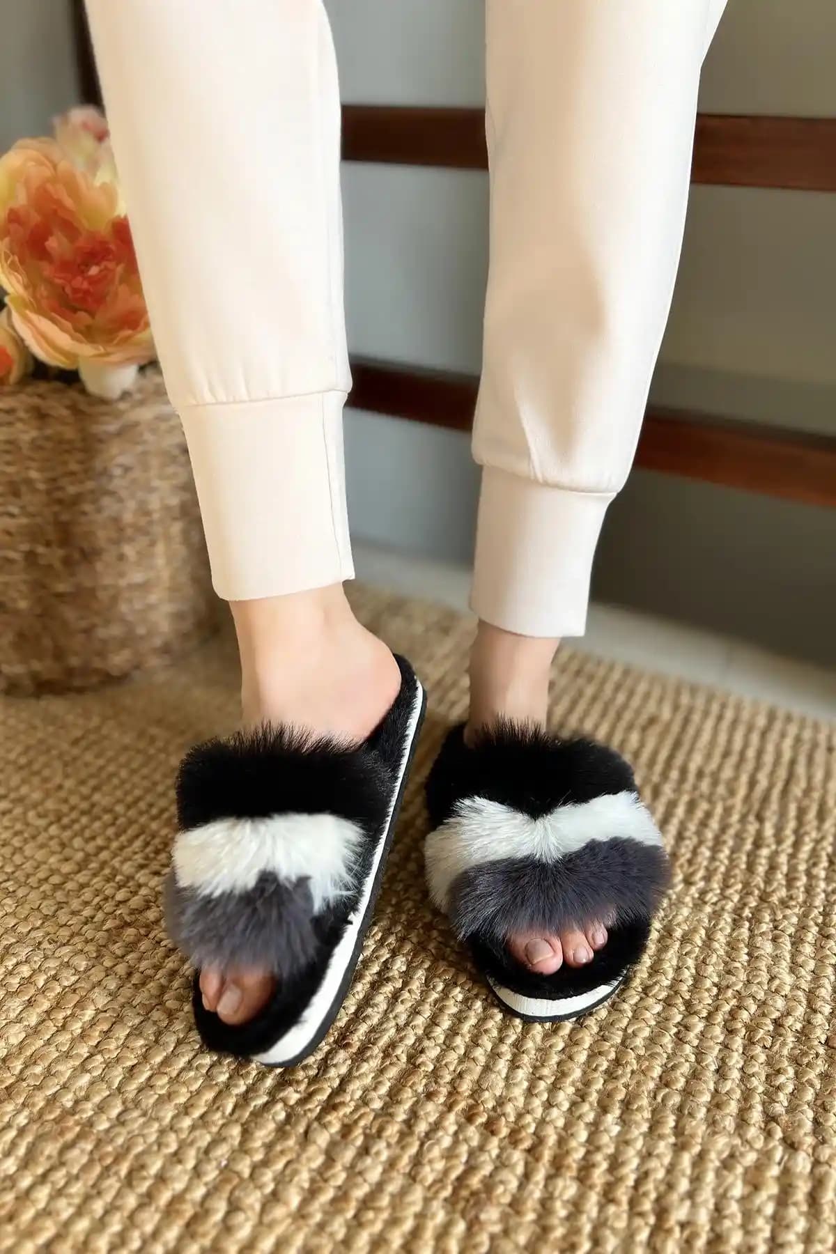 Kadın Peluş Terlikler: Konfor ve Şıklığı Bir Arada Sunan Güncel Trendler