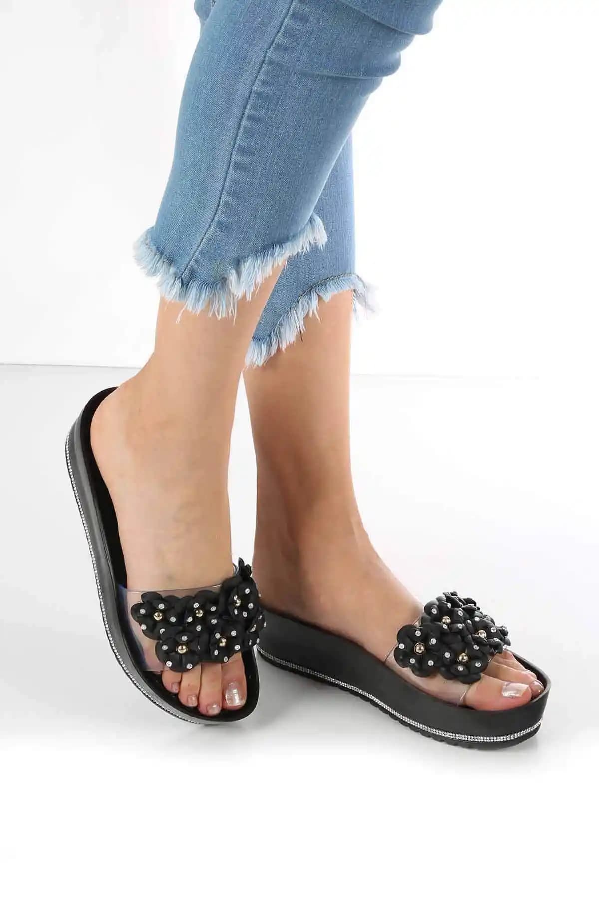 Kadın Siyah Terlik Modelleri ve Trendleri: Şıklık ve Konforun Bir Arada Sunumu