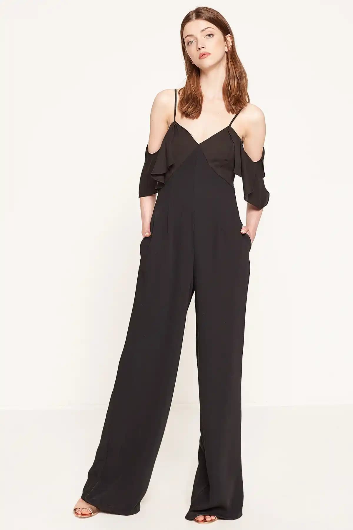 Kadın Siyah Tulum Modasında Zamansız Şıklık ve Çok Yönlü Kullanım İpuçları