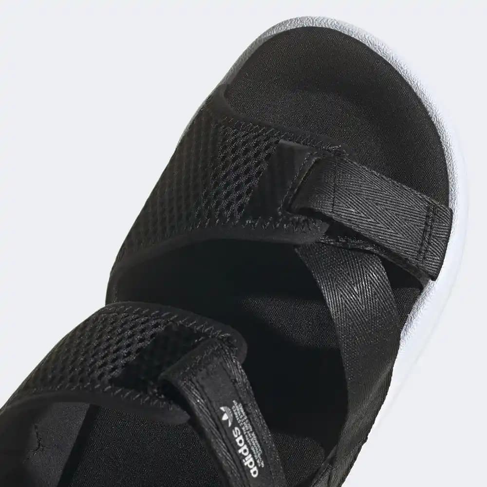 Kadınlar İçin Adidas Sandaletleri: Şıklık ve Konforun Buluştuğu Yaz Ayları Modası