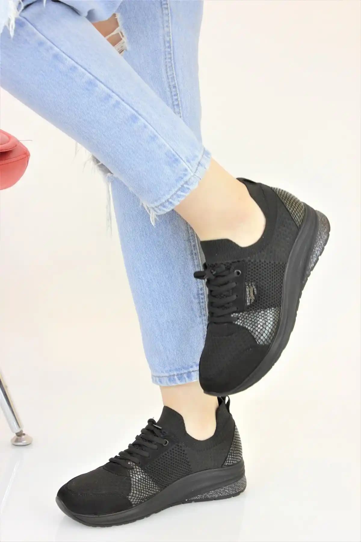 Kadınlar İçin Bağcıksız Spor Ayakkabılar: Güncel Moda ve Konfor Trendlerinin İncelenmesi