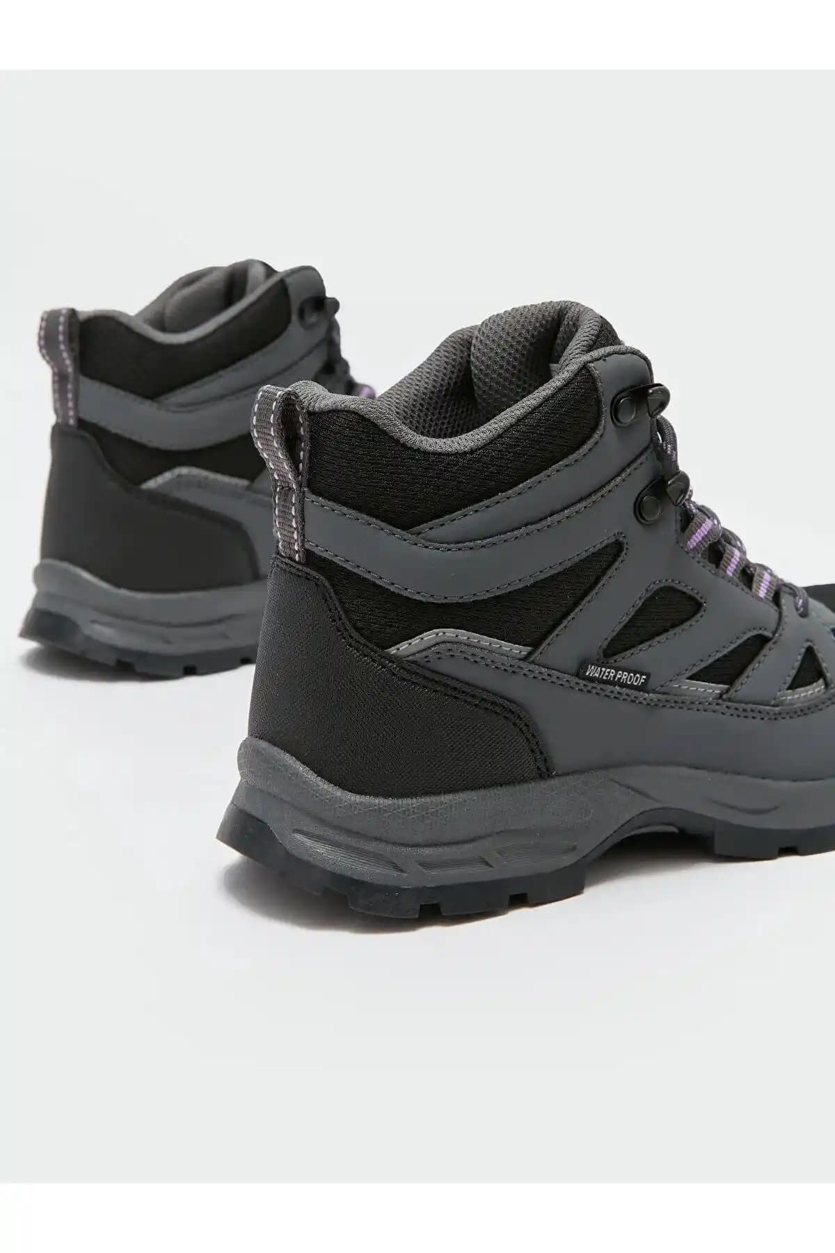 Kadınlar İçin Doğa Yürüyüşleri ve Trekking Botları: Özellikler, Seçim ve İpuçları