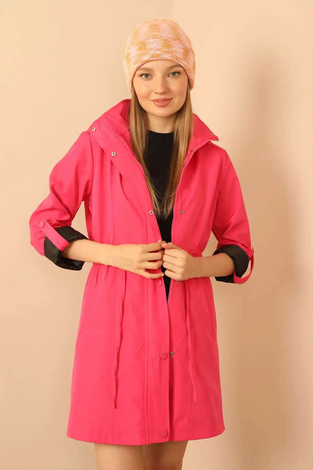 Kadınlar İçin Modern ve İşlevsel Kapüşonlu Yağmurluk Seçenekleri ve Trendler