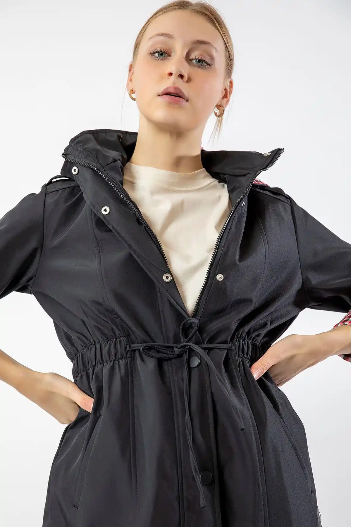 Kadınlar İçin Uzun Yağmurluklar: Stil ve Fonksiyonellik Sunan Trend Modeller