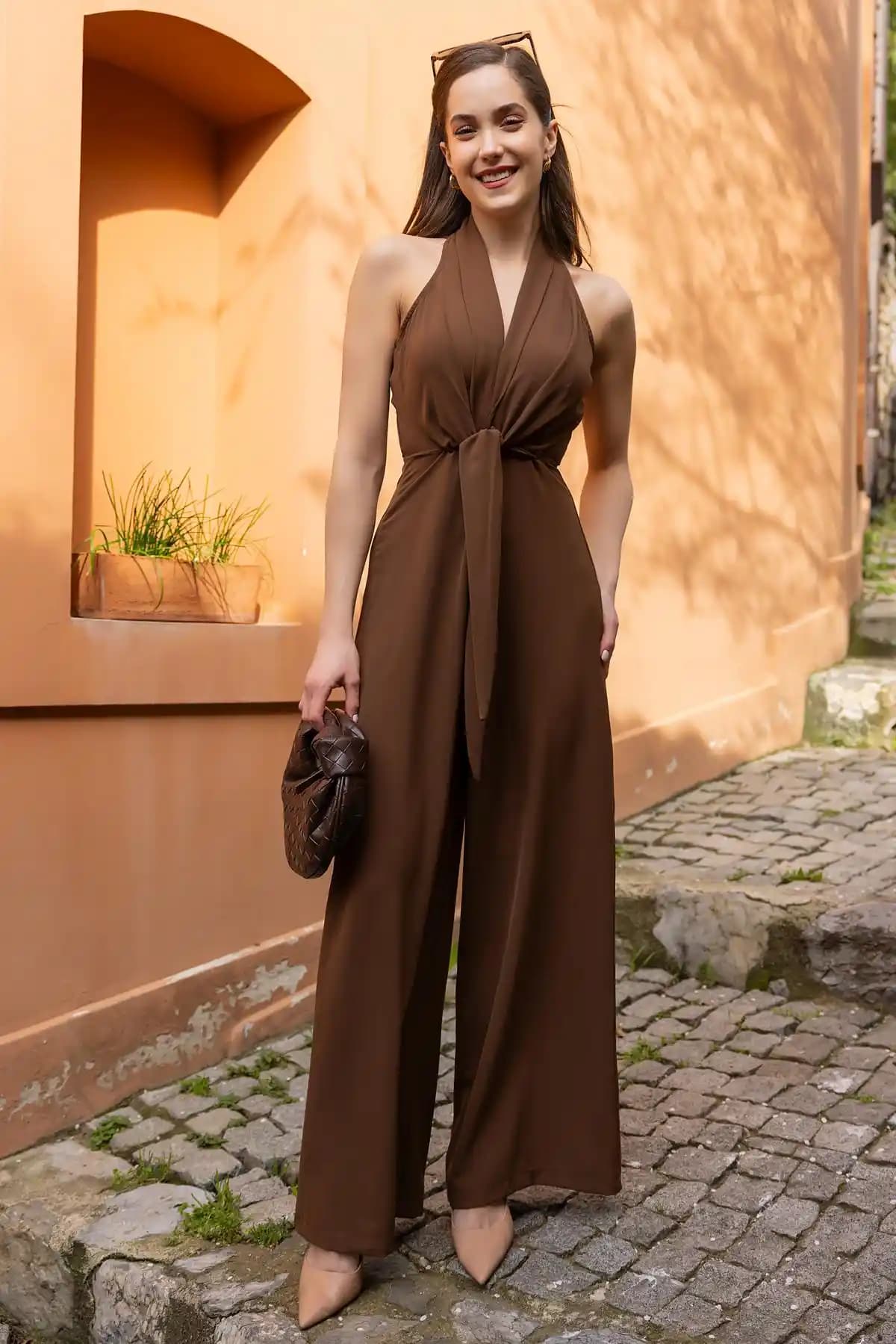 Kahverengi Tulum: Şıklık ve Konforu Bir Arada Sunan Modern Moda Parçası