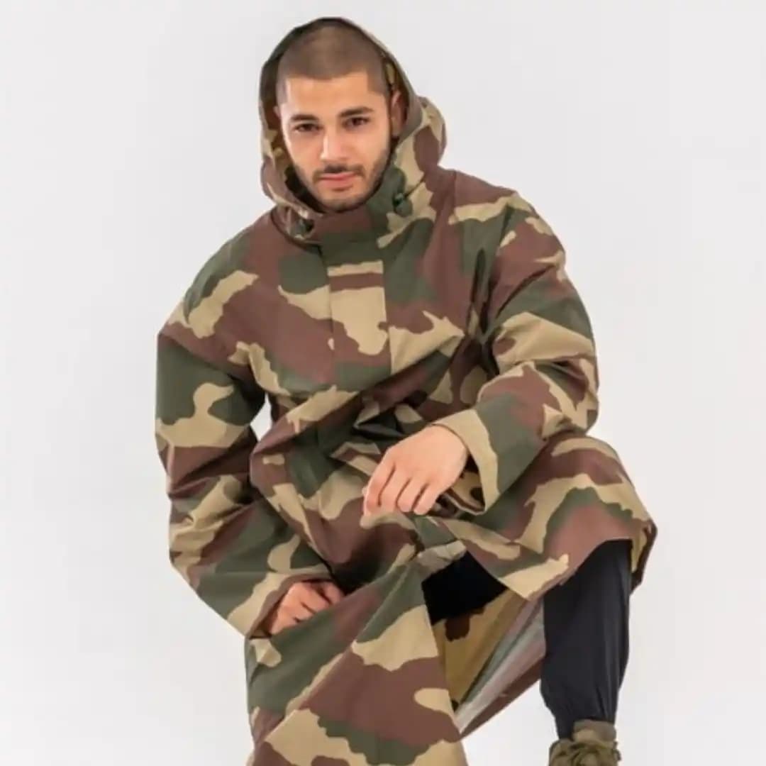 Kamuflaj Yağmurluklar: Doğa ve Şehir Hayatında Fonksiyonellik ve Stil Dengesi