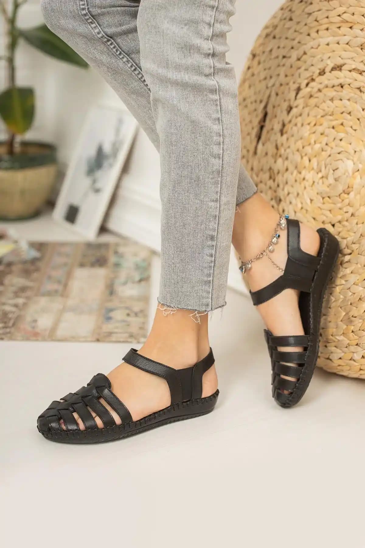 Kapalı Sandaletler: Yaz ve Bahar Aylarında Şıklık ve Konforun Buluşma Noktası