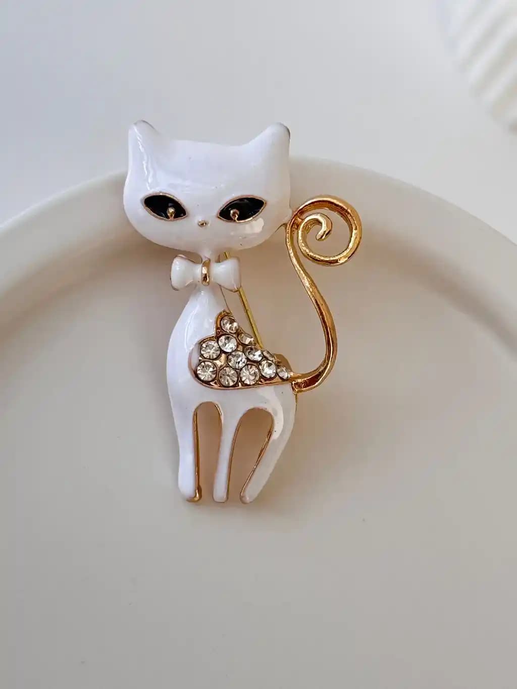 Kedi Broşları ile Tarzınıza Sevimli ve Şık Bir Dokunuş Katmanın Yolları